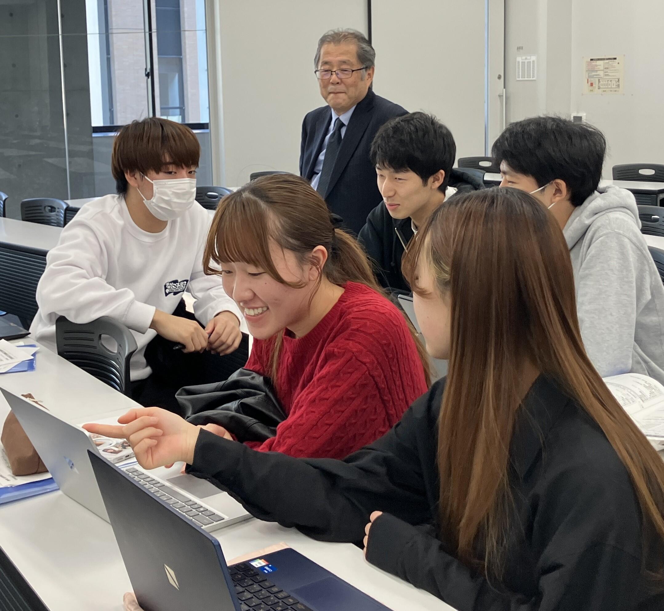 各グループの議論を見守る大野栄治教授