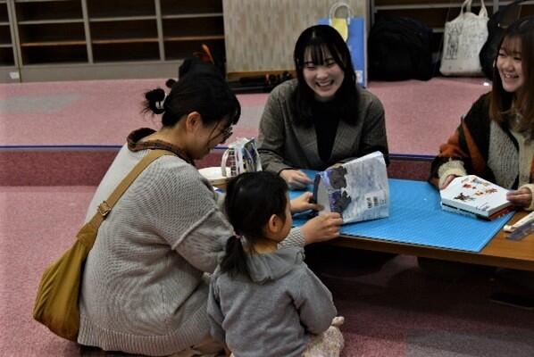 ブックバッグを親子で制作中