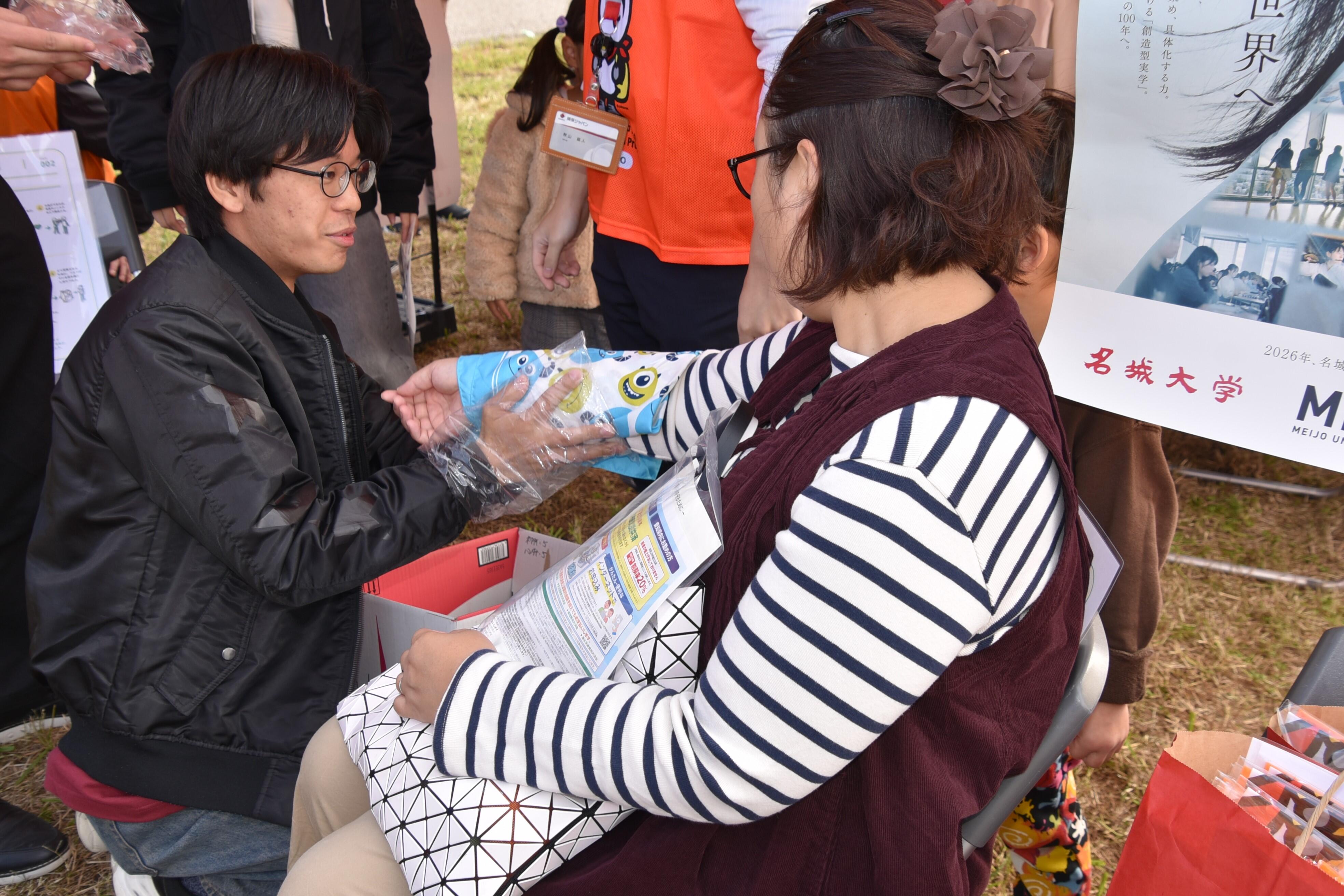 応急手当を実演する学生