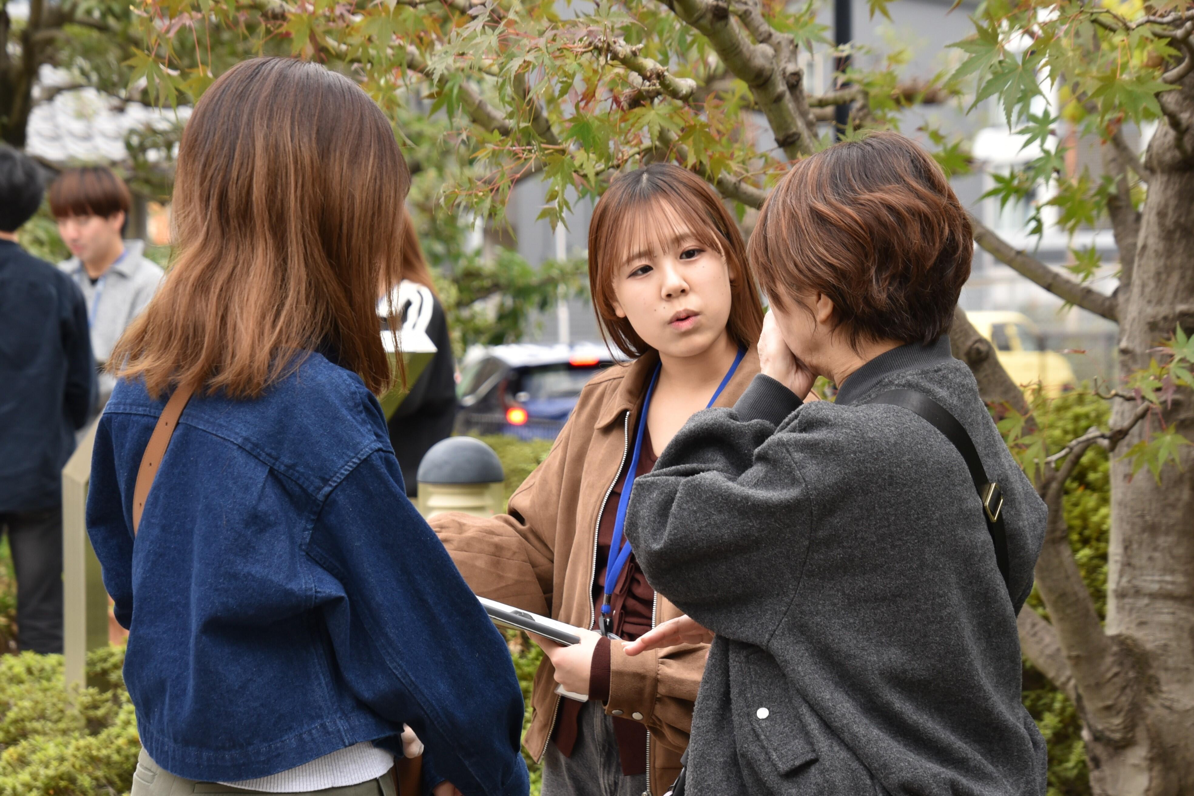 アンケート調査で聞き取りする学生