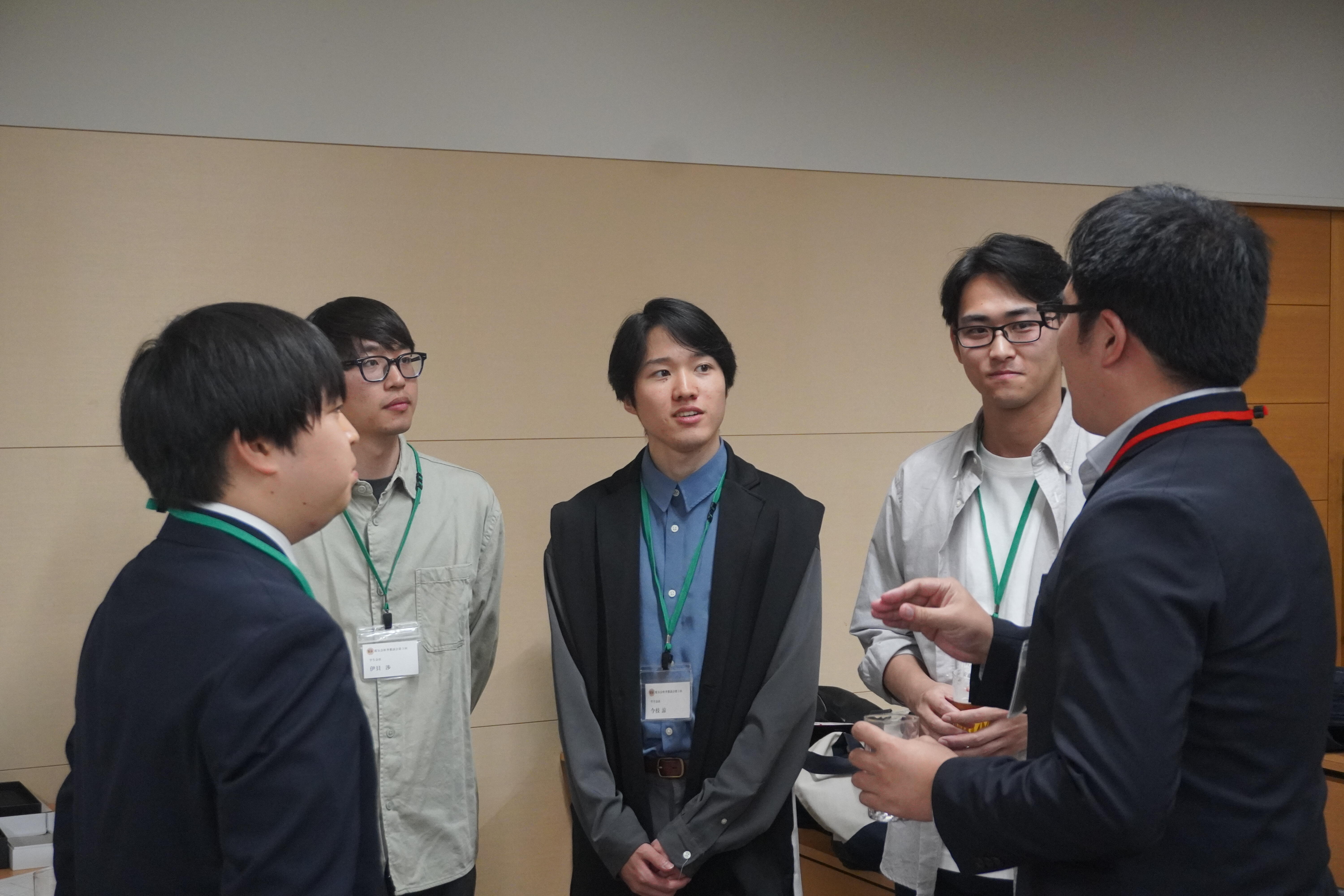 参加学生とOBとの交流の様子