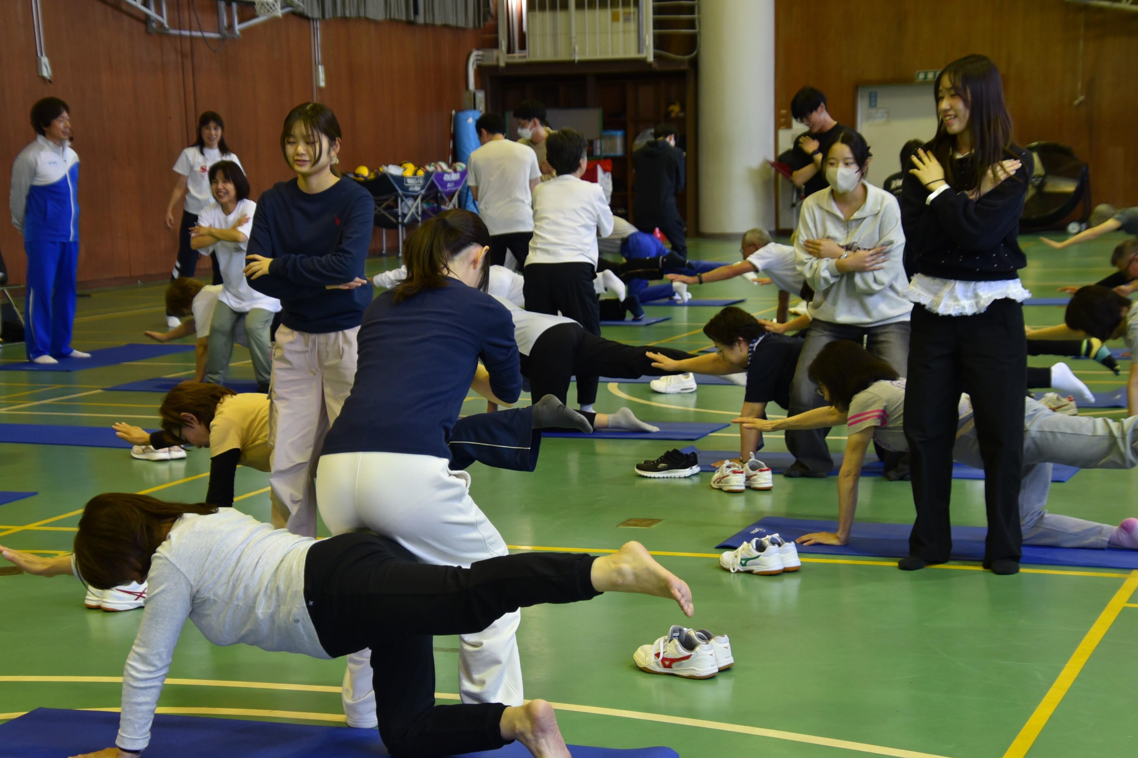 ２人１組の運動では学生と一般受講者がペアに