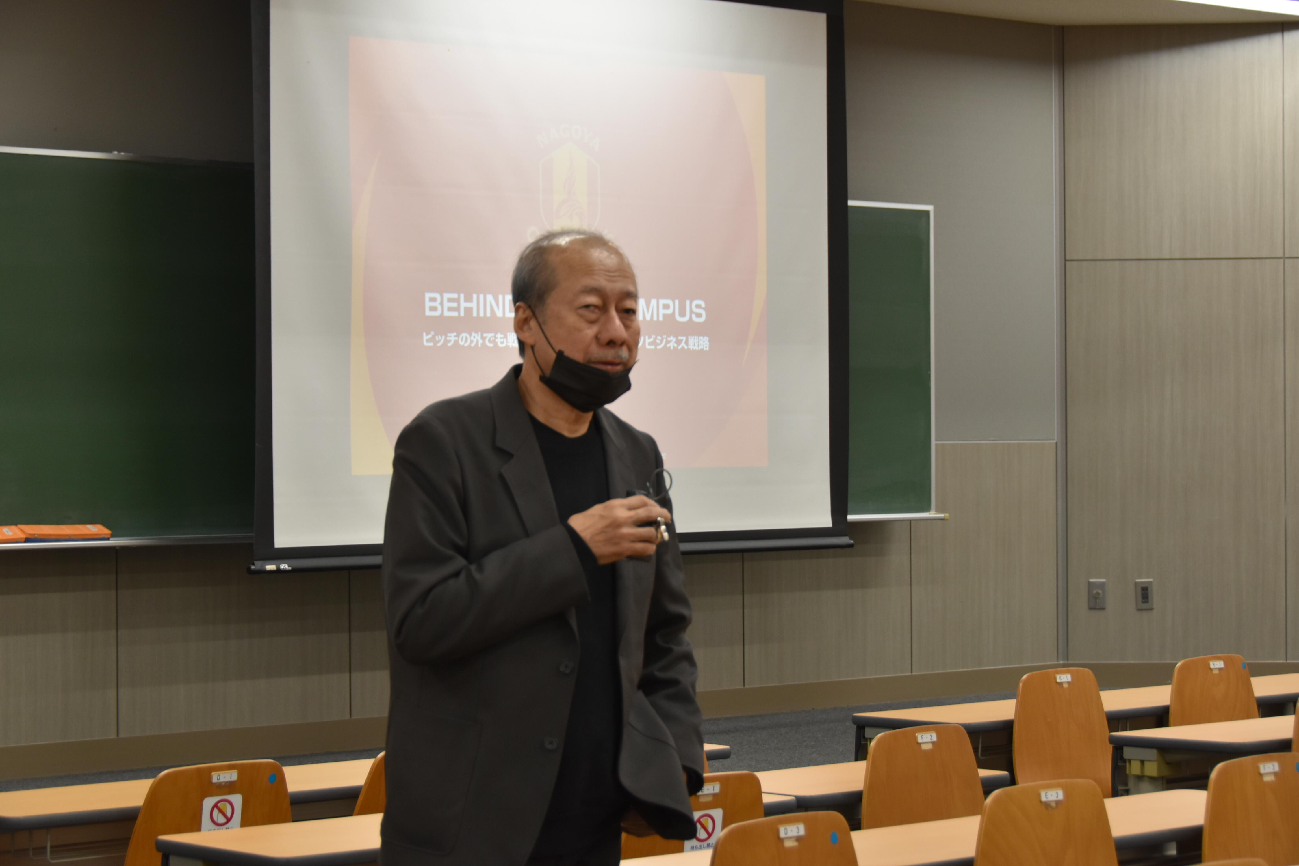 講師の滝野氏を紹介する経営学部の澤田教授