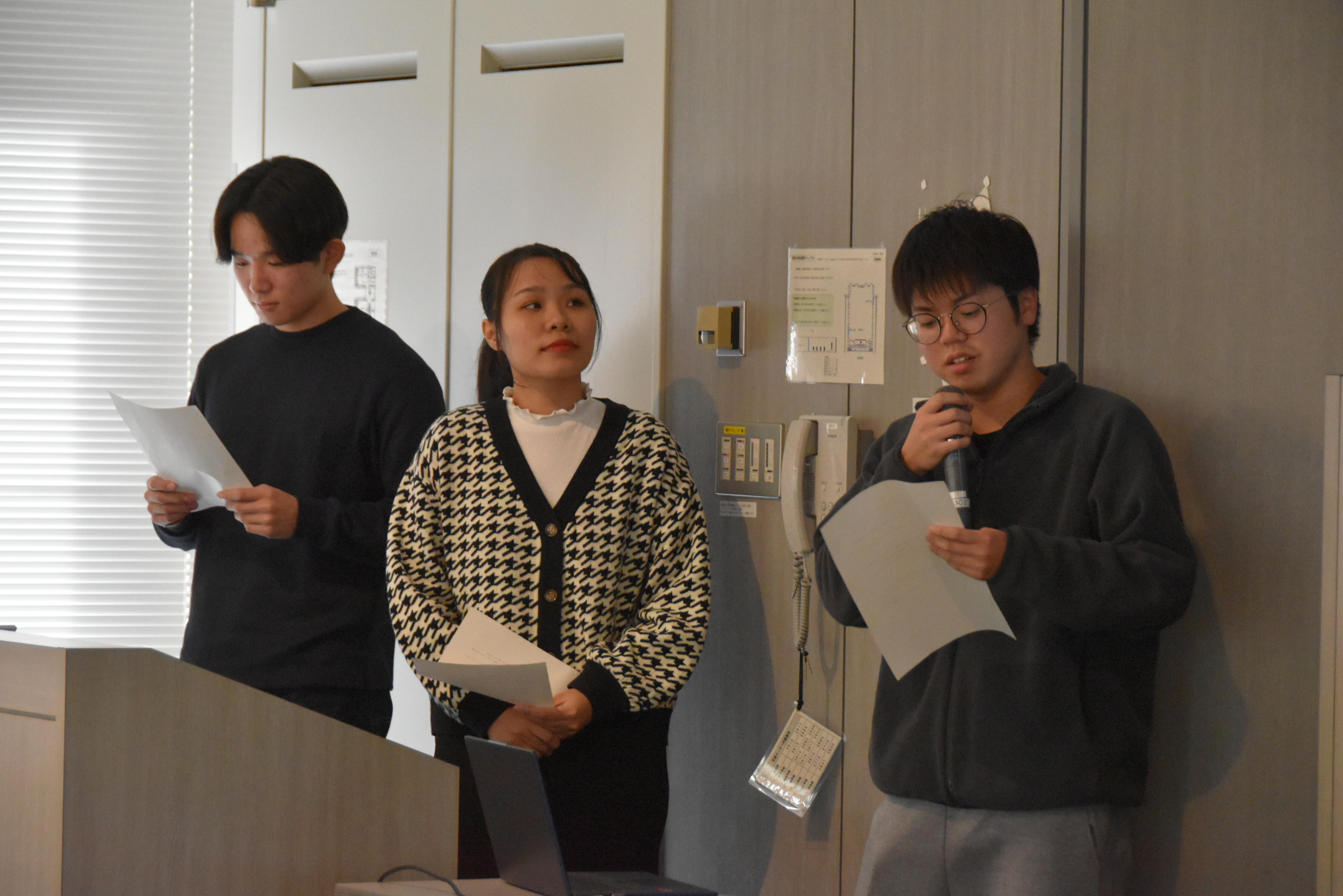 プレゼンする２年生