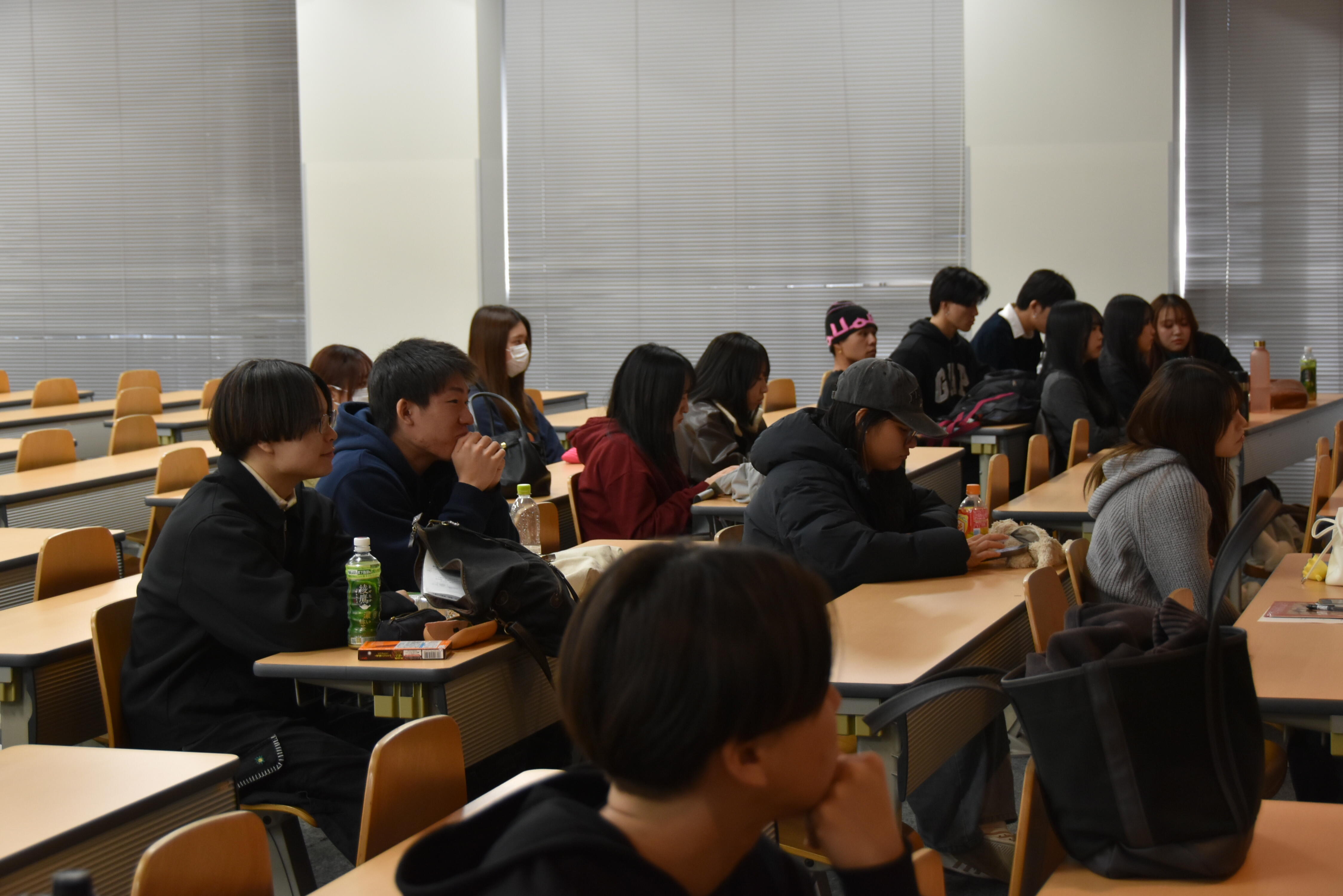 講義を聞く学生たち