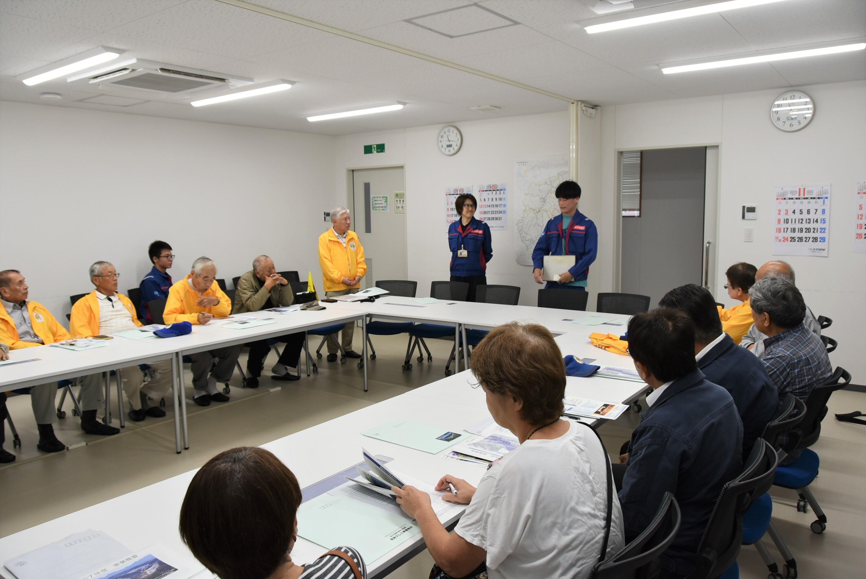 新城・設楽卒業生の会のメンバーに紹介される 山田さんと大越さん