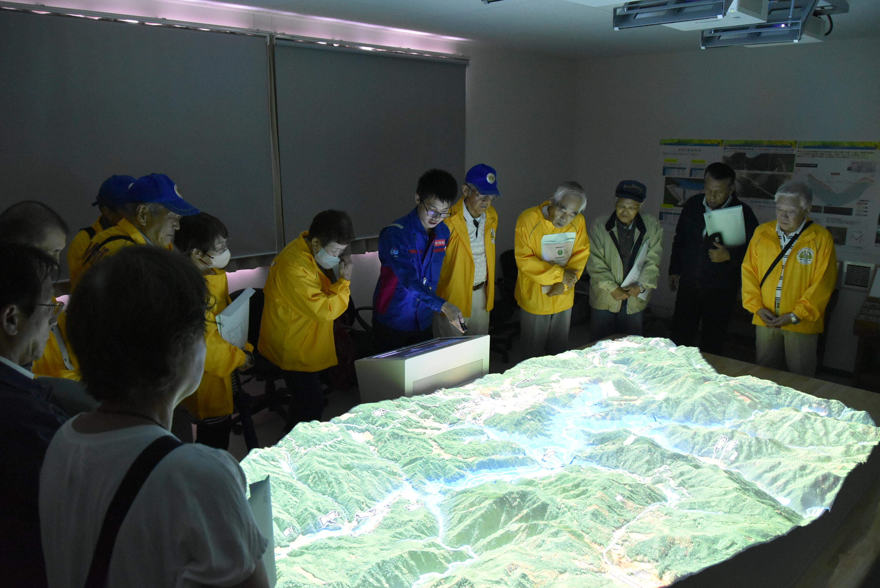 設楽ダム広報展示室で担当者から説明を受ける様子