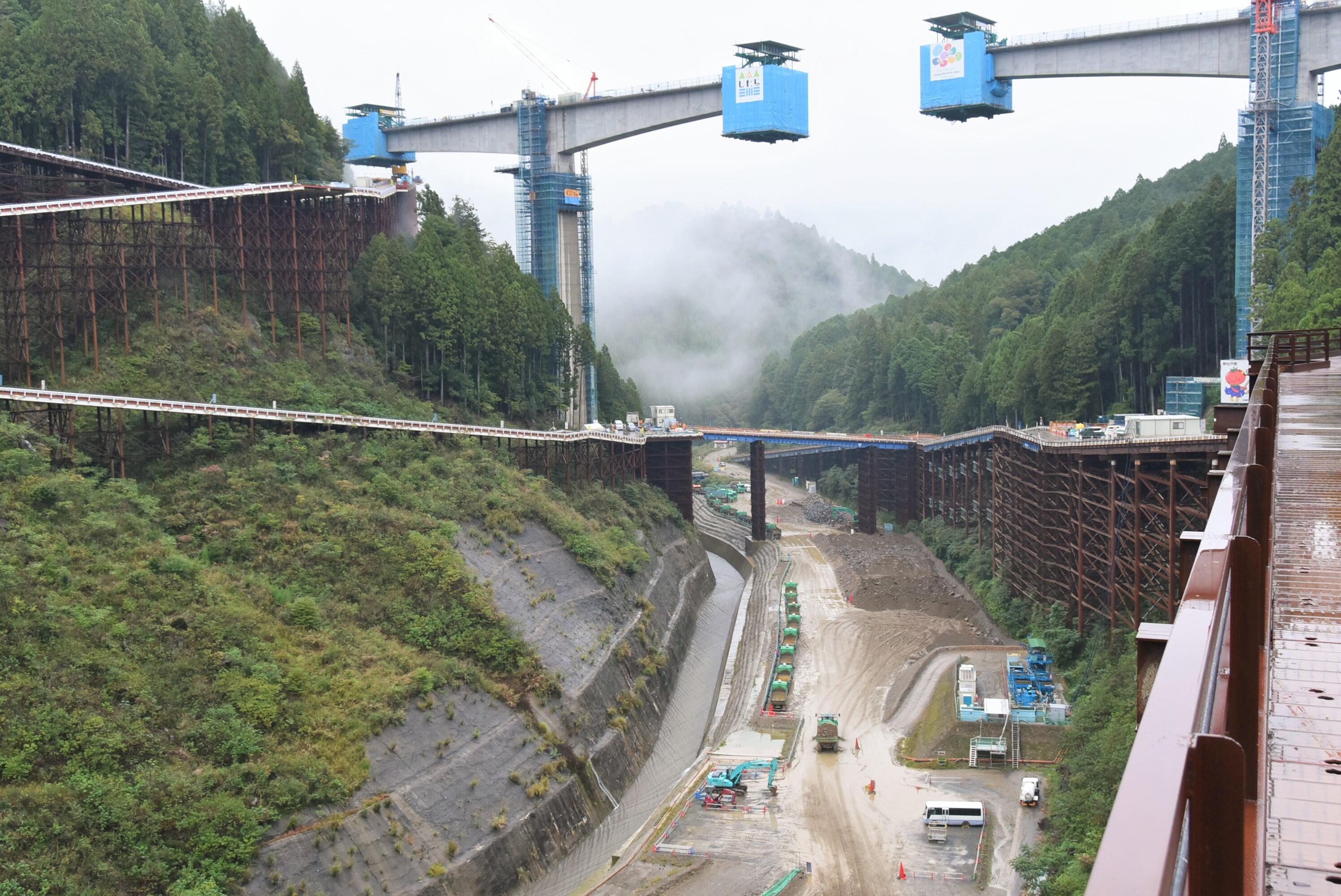 設楽ダム本体工事近くの新松戸橋の建設の様子