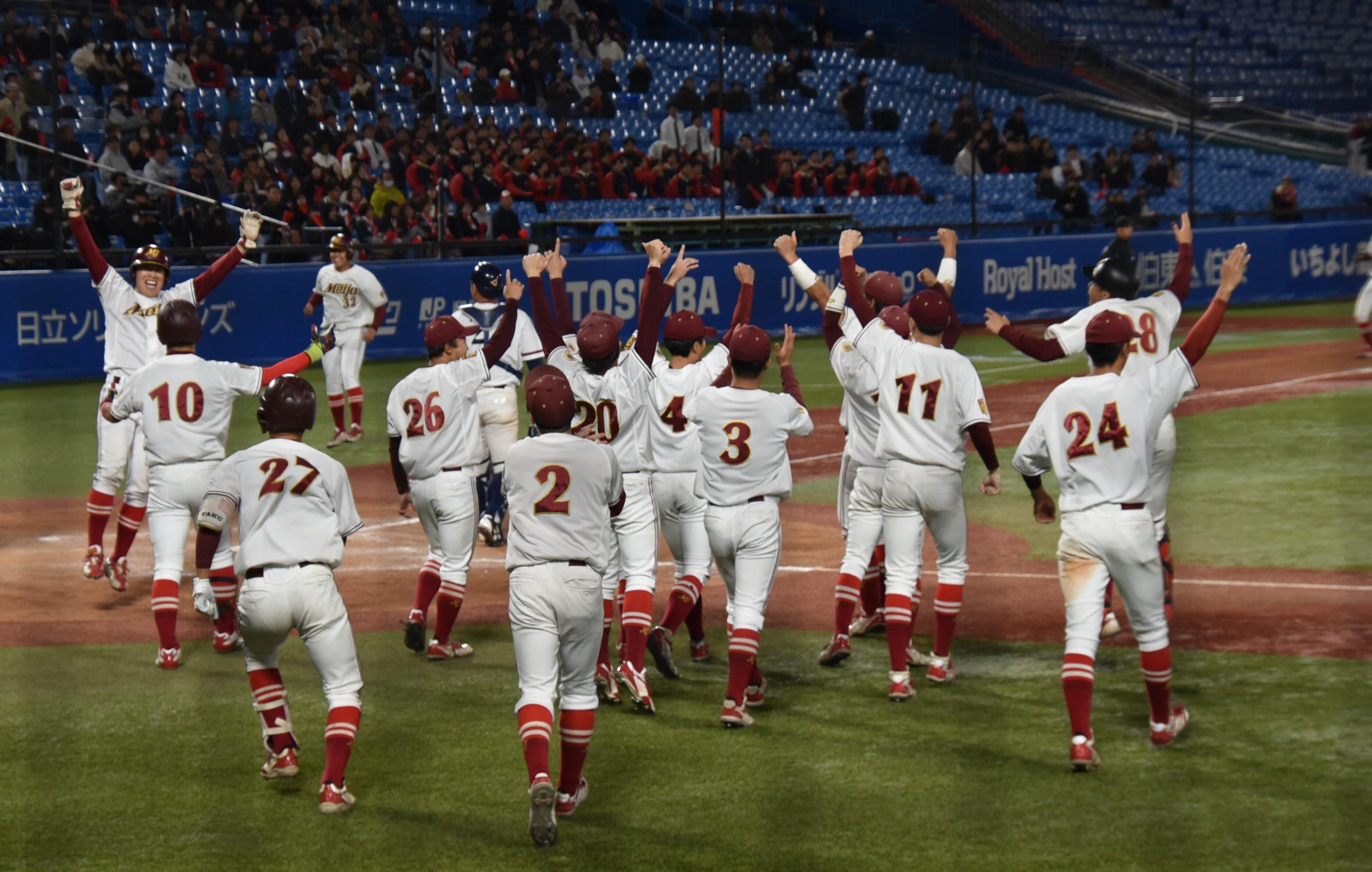 サヨナラ勝ちの瞬間、ホームに集まる選手たち
