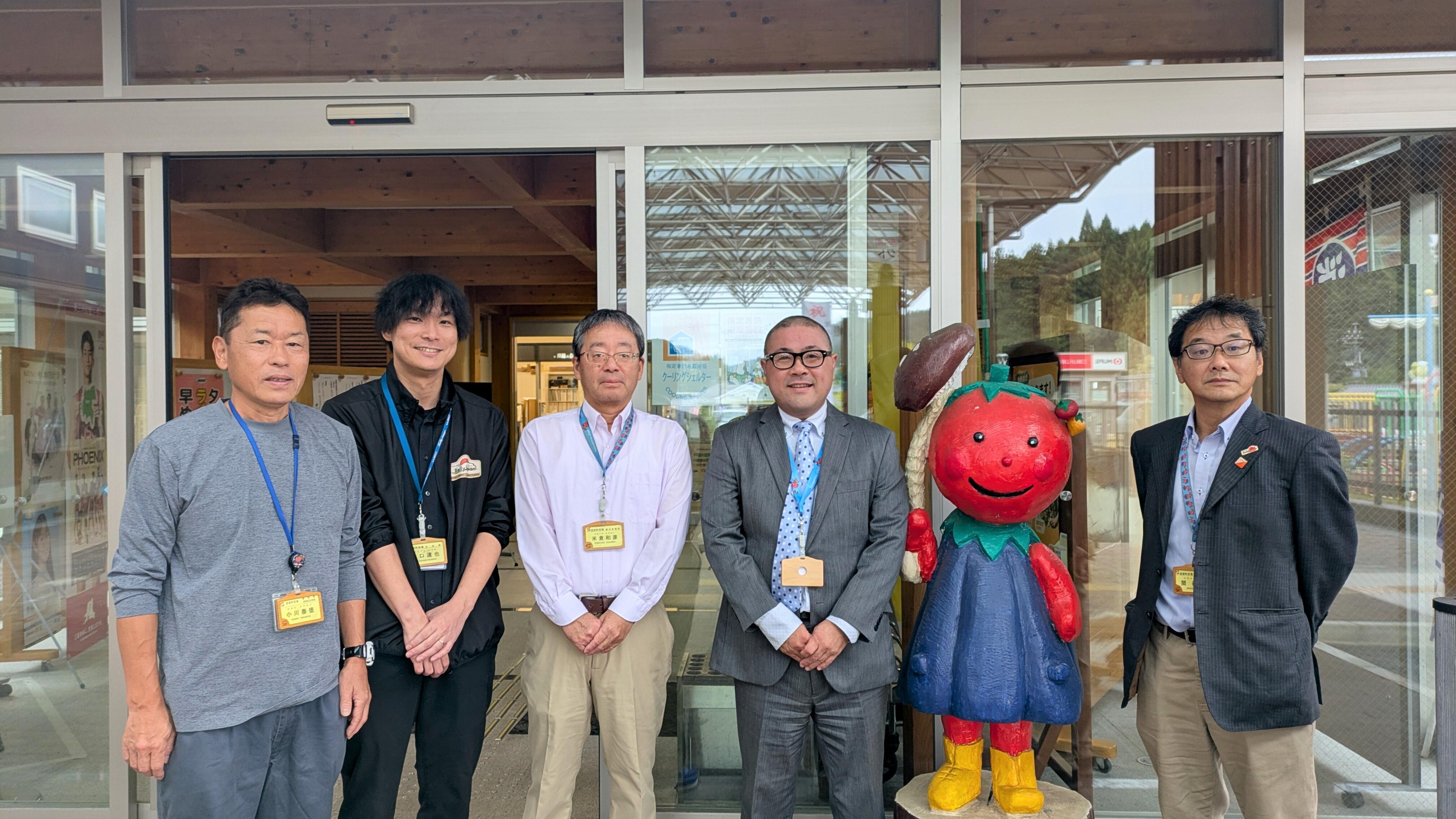 設楽町役場に勤務する卒業生。左から小川さん、 北口さん、米倉さん、林さん、関谷さん