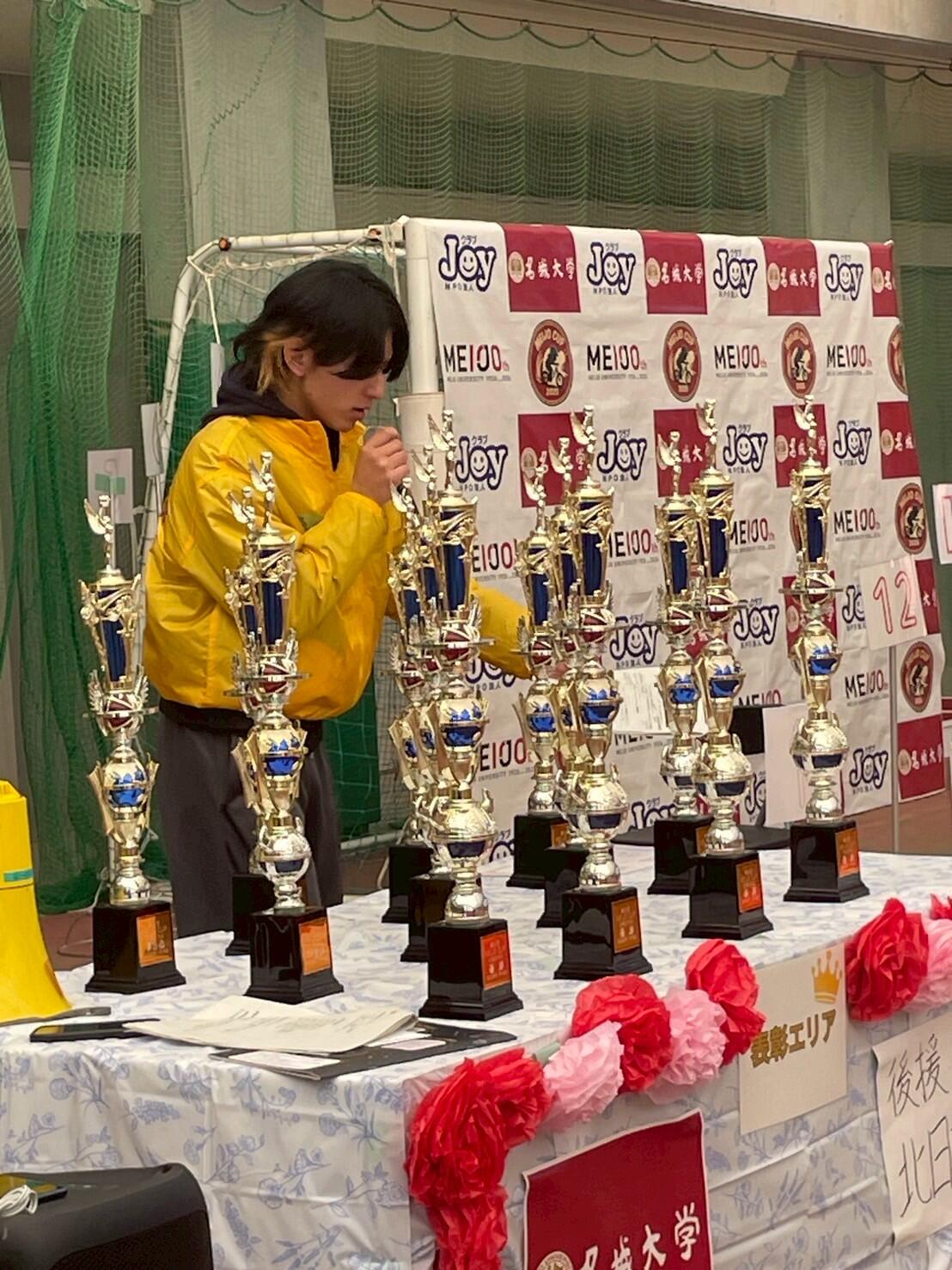 特大トロフィーを用意