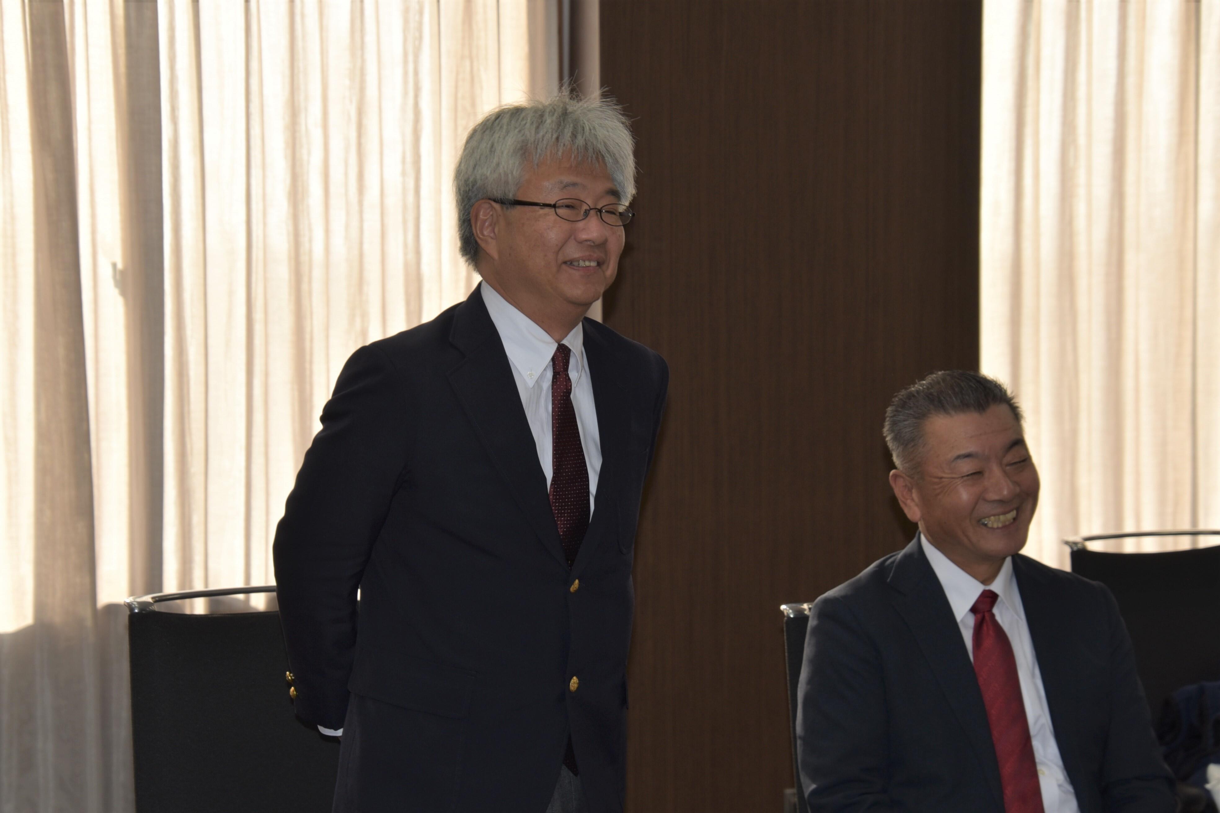 あいさつする渋井部長