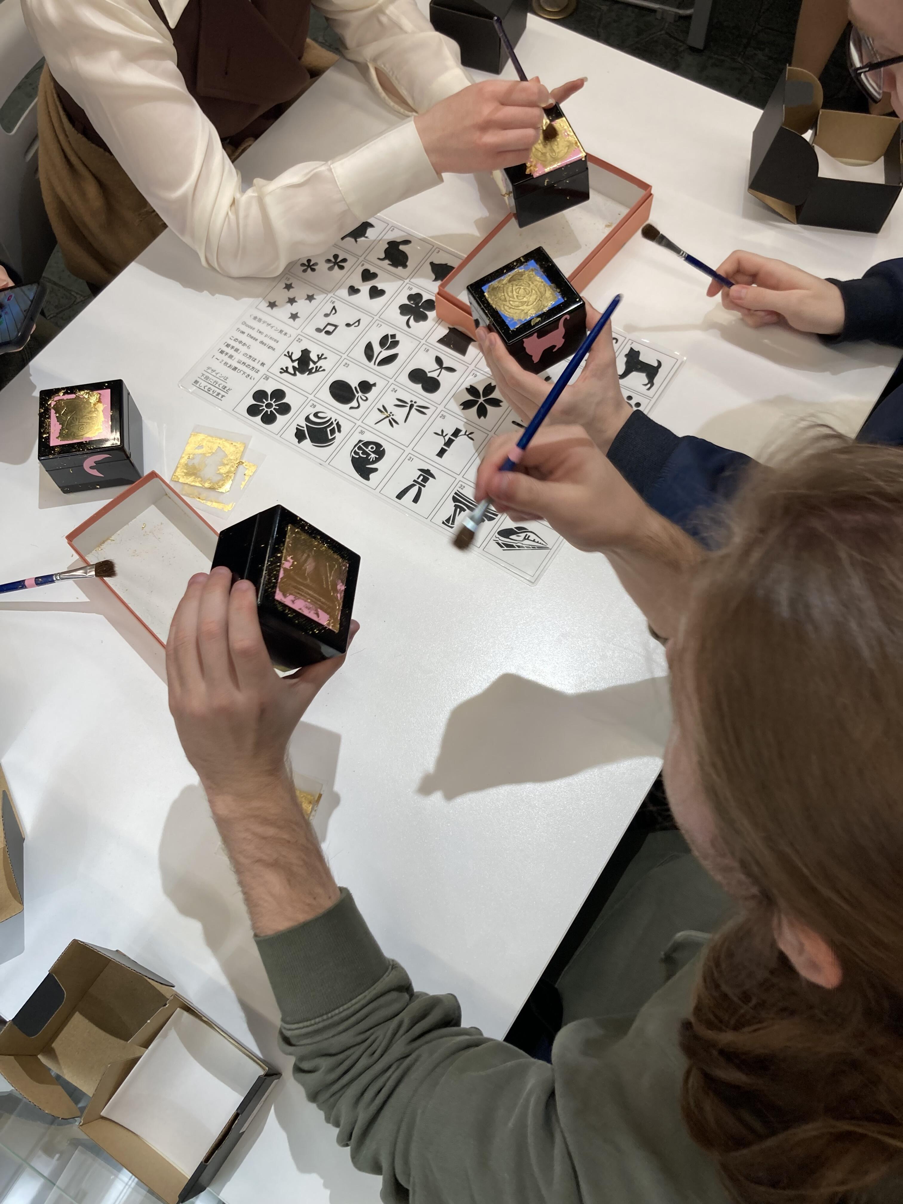 金箔張り体験の様子