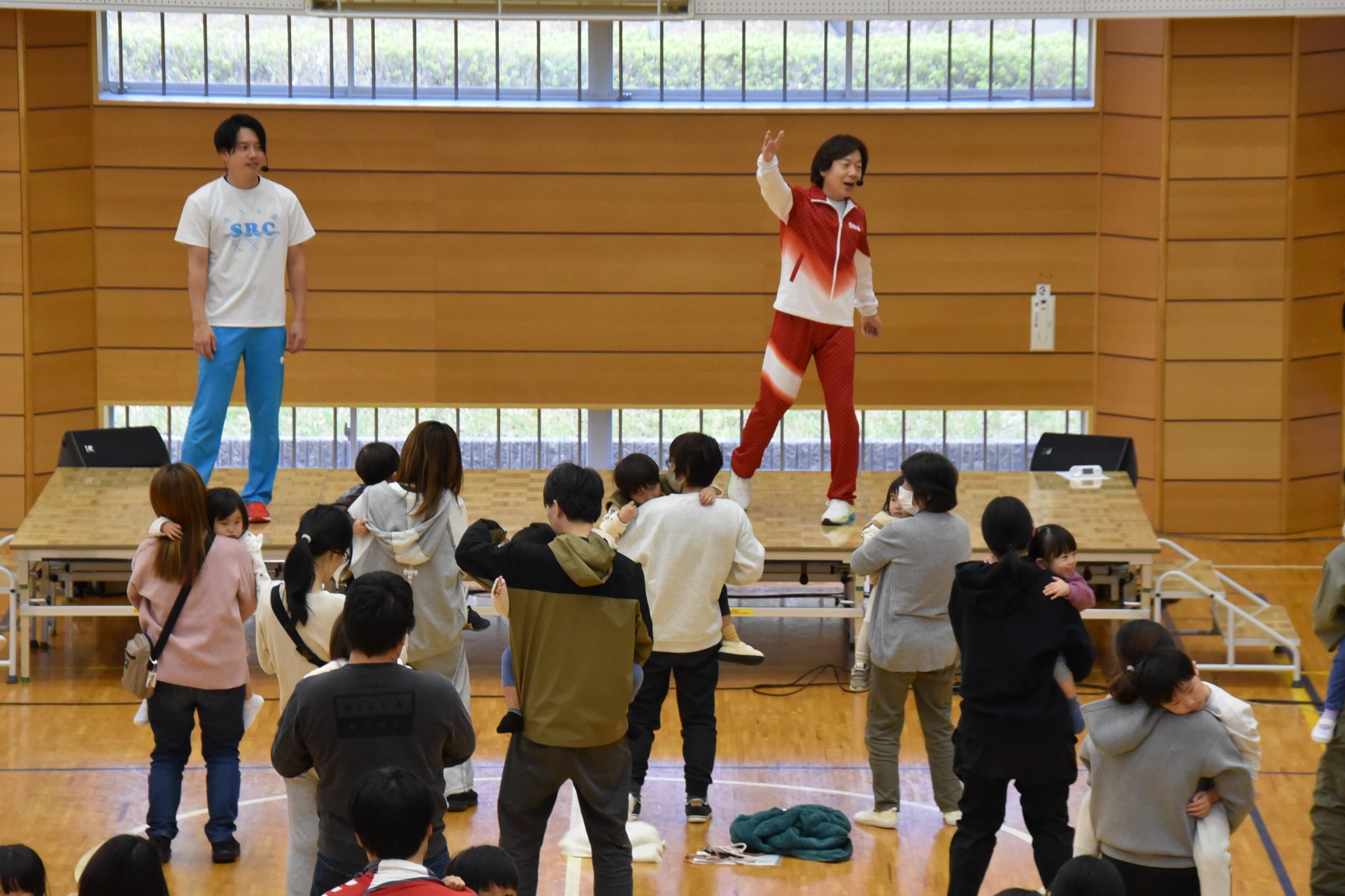 楽しく親子体操を指導する佐藤特任教授（右）