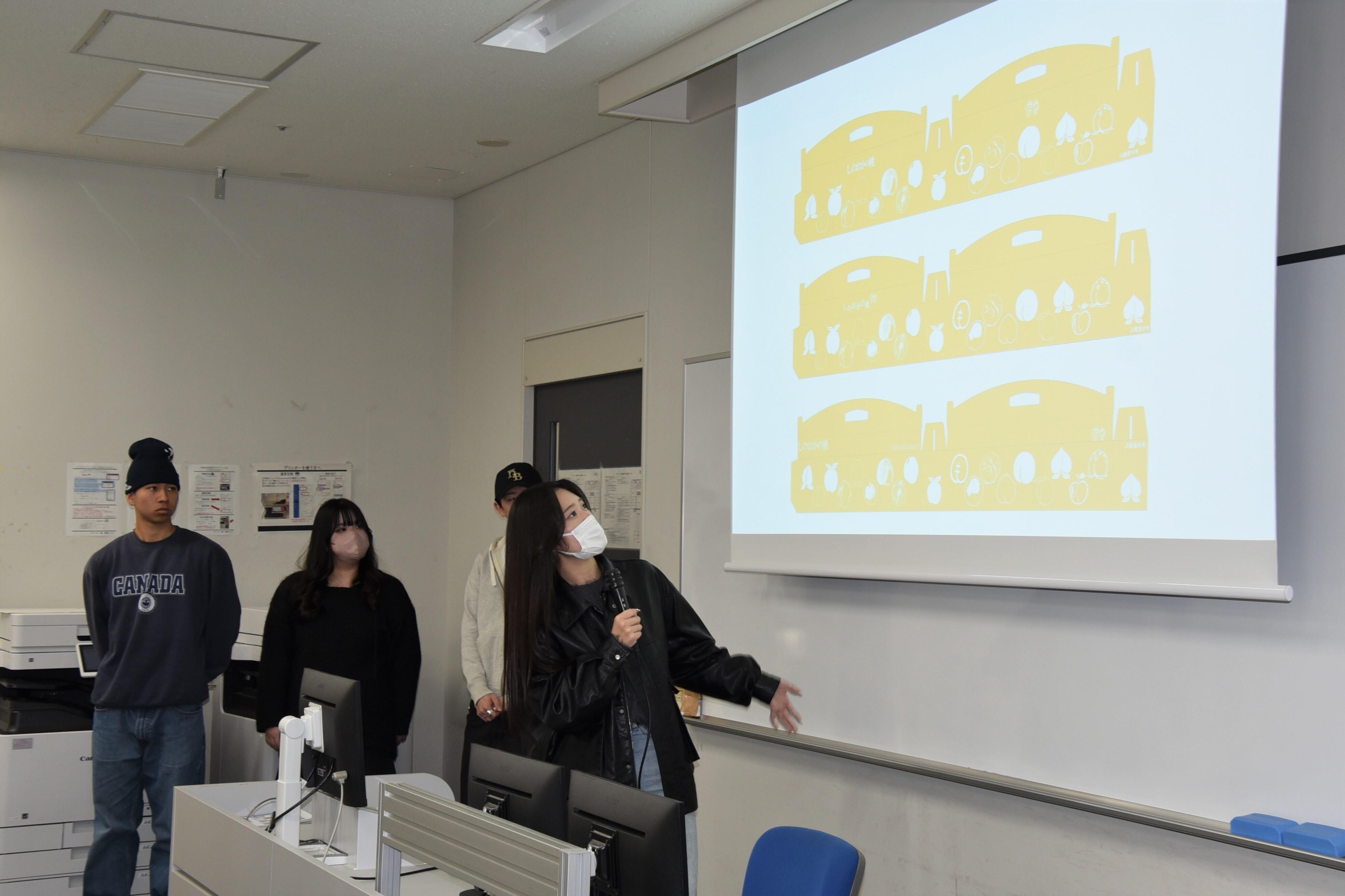 「しのおかの桃」の販売促進策を発表する３班