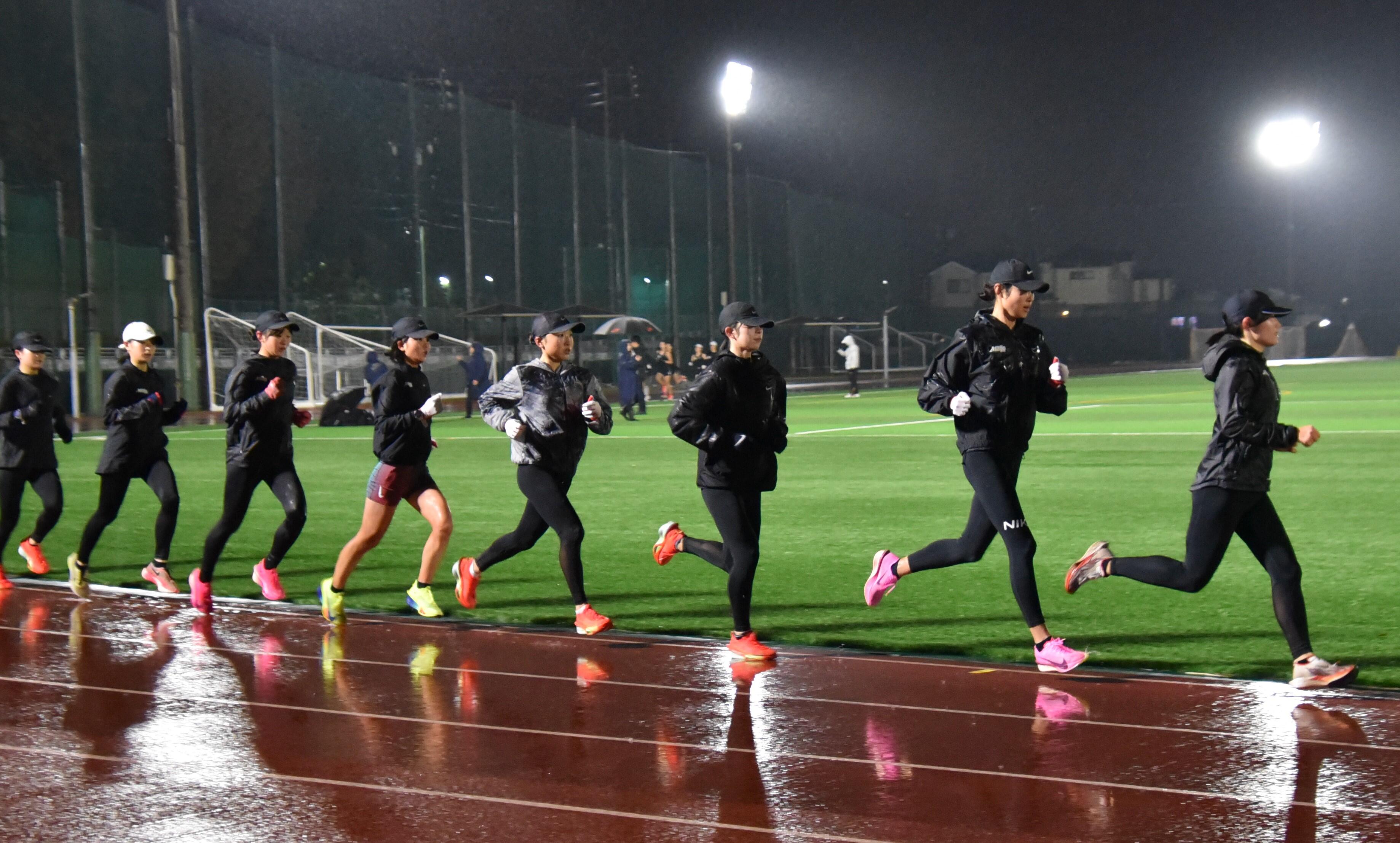 練習を公開した女子駅伝部の選手たち