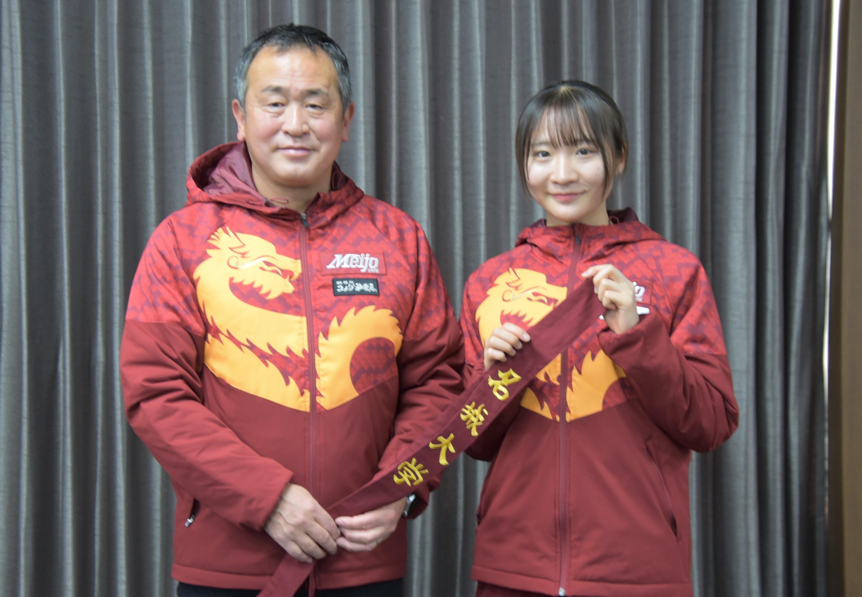 たすきを手にする米田監督と米澤キャプテン