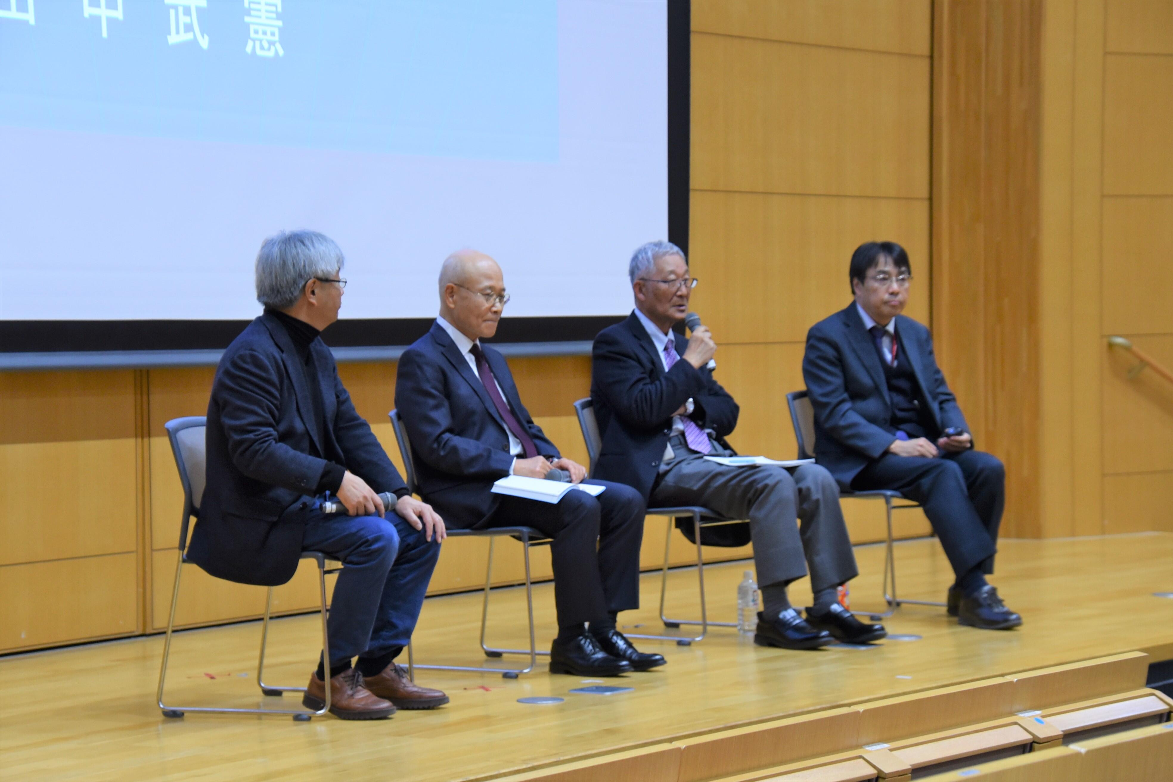 講演後、渋井教授（左端）の司会進行で質問に答えるパネリスト。