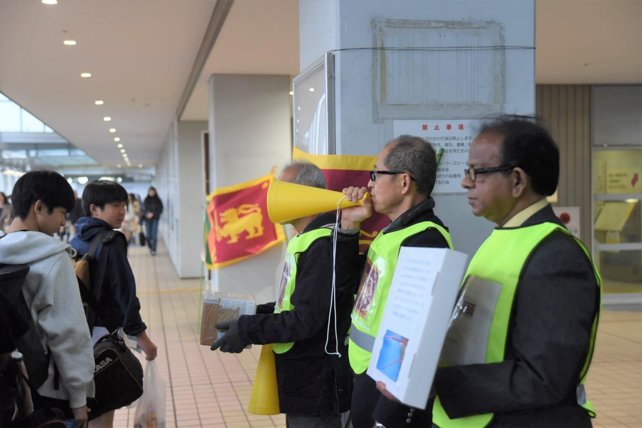 募金を呼び掛けるクマーラ名誉教授