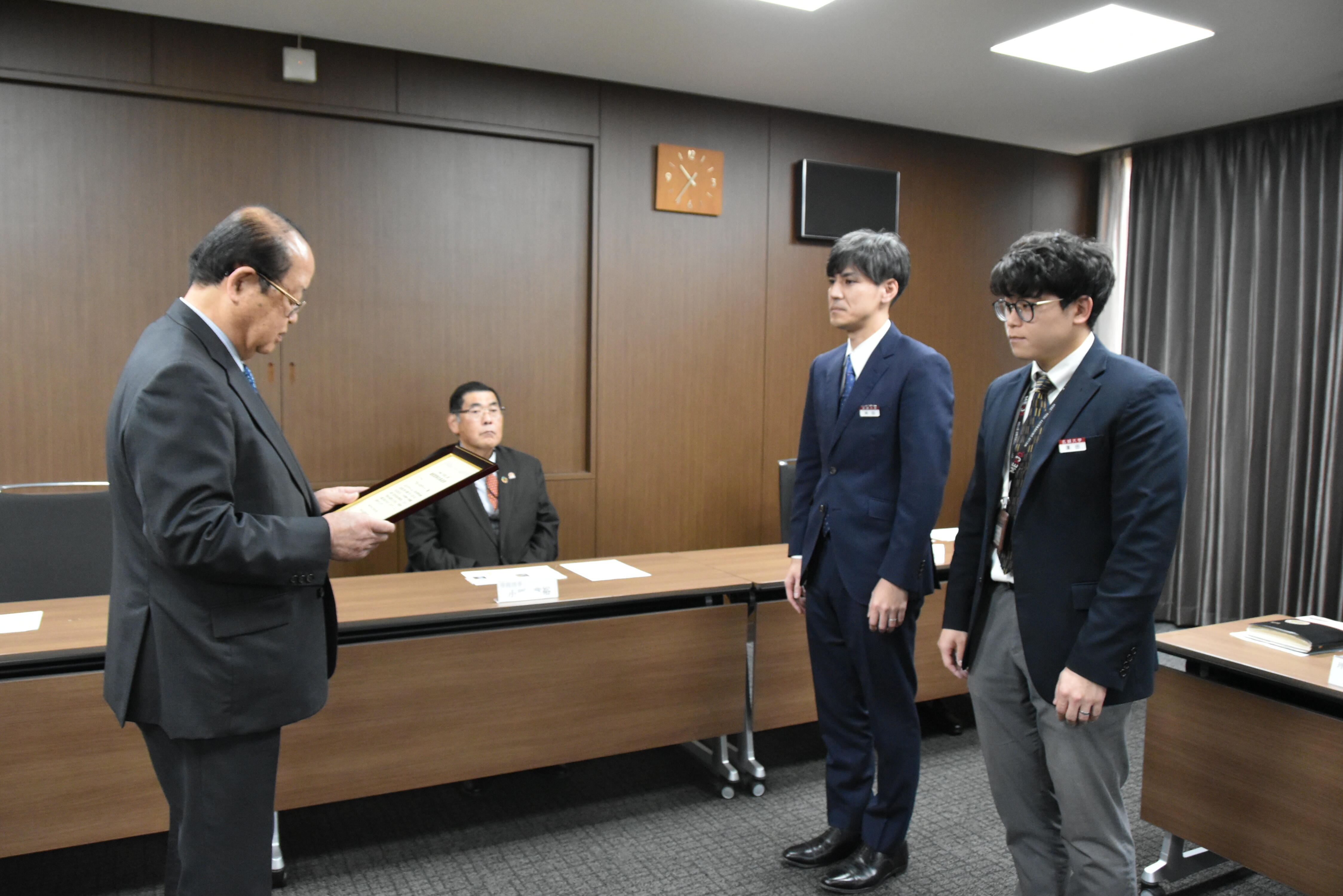 表彰を受ける学務センターの角田さん（左）と澤田さん