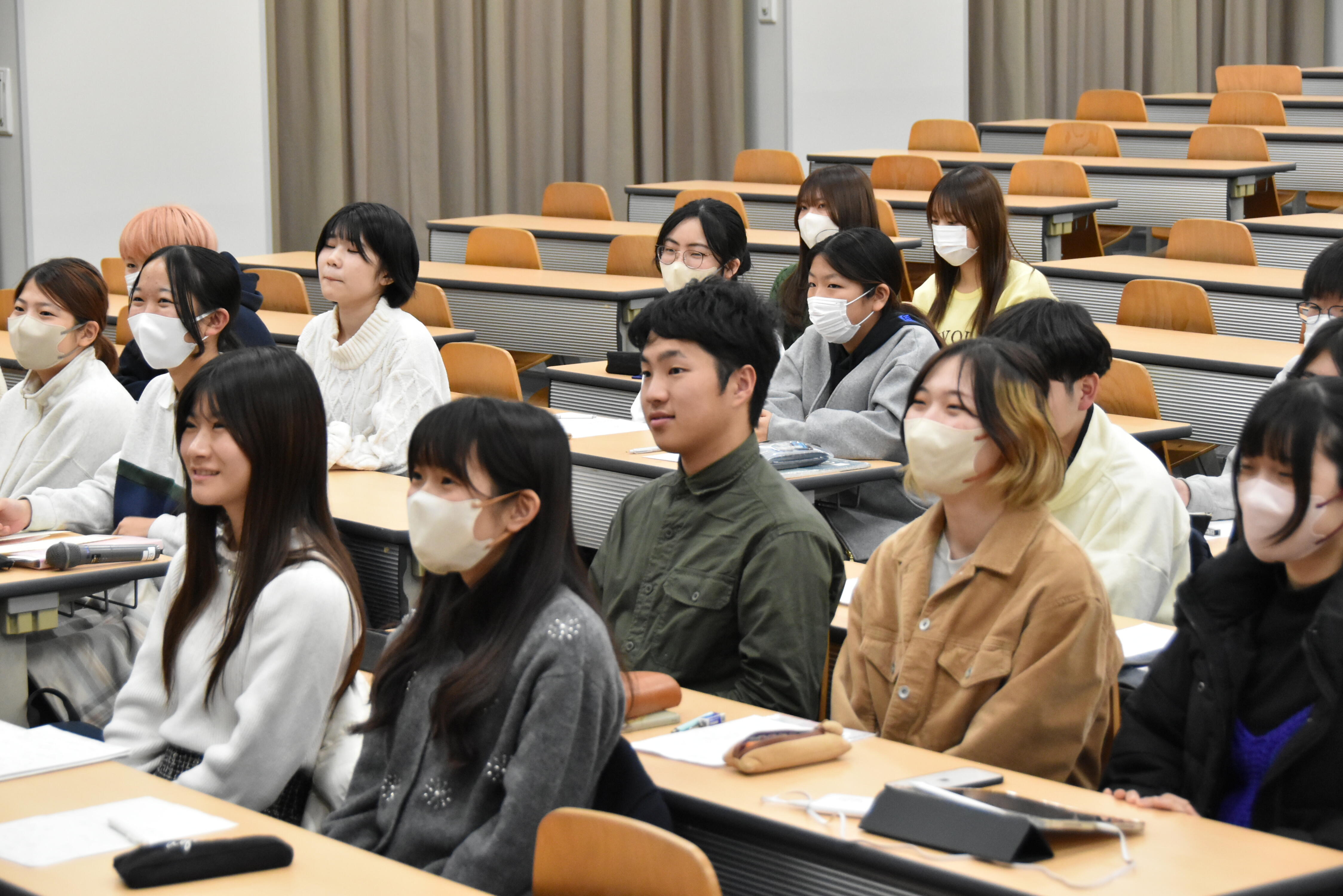 講義の合間には場が和む場面も