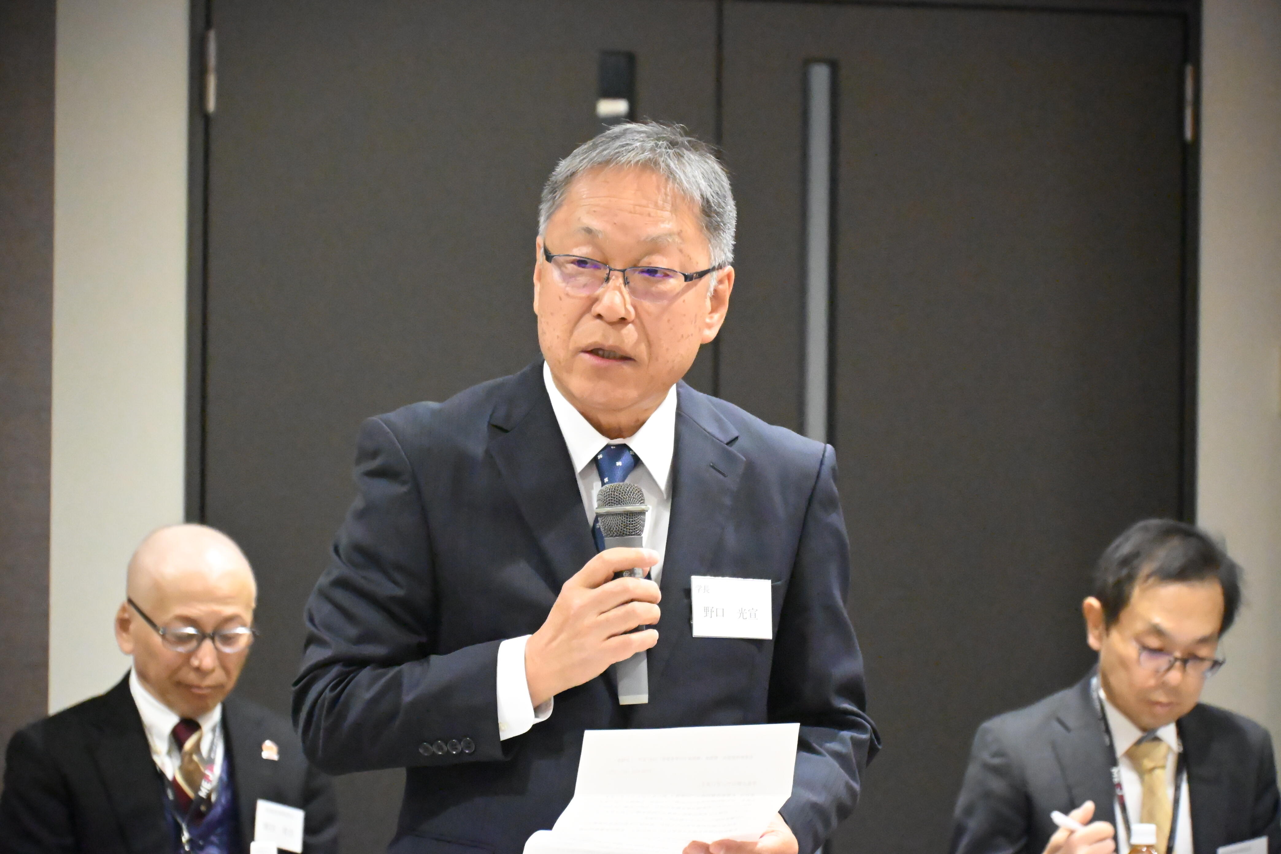 あいさつをする野口学長