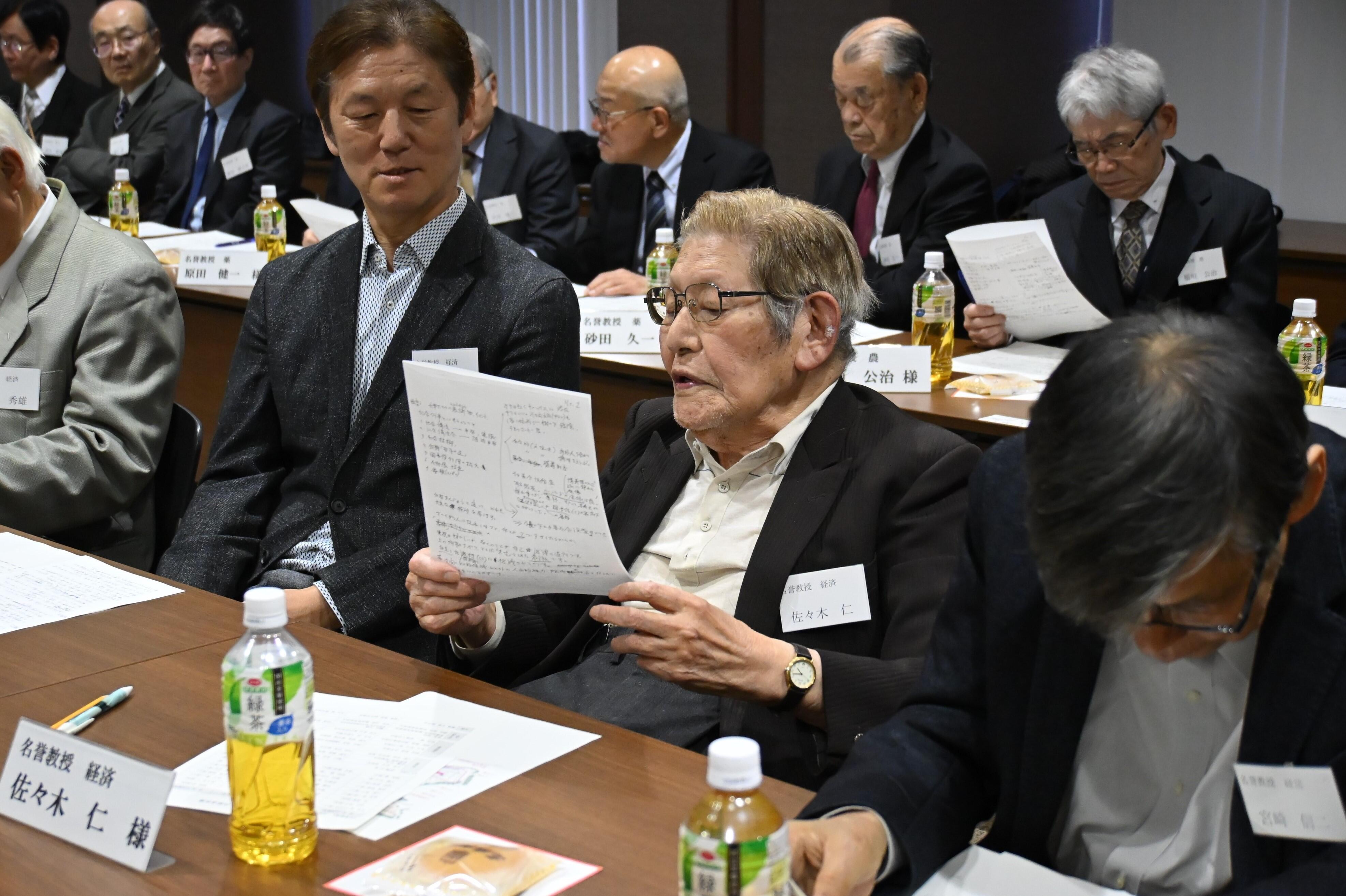 懇談で意見を述べる佐々木仁名誉教授