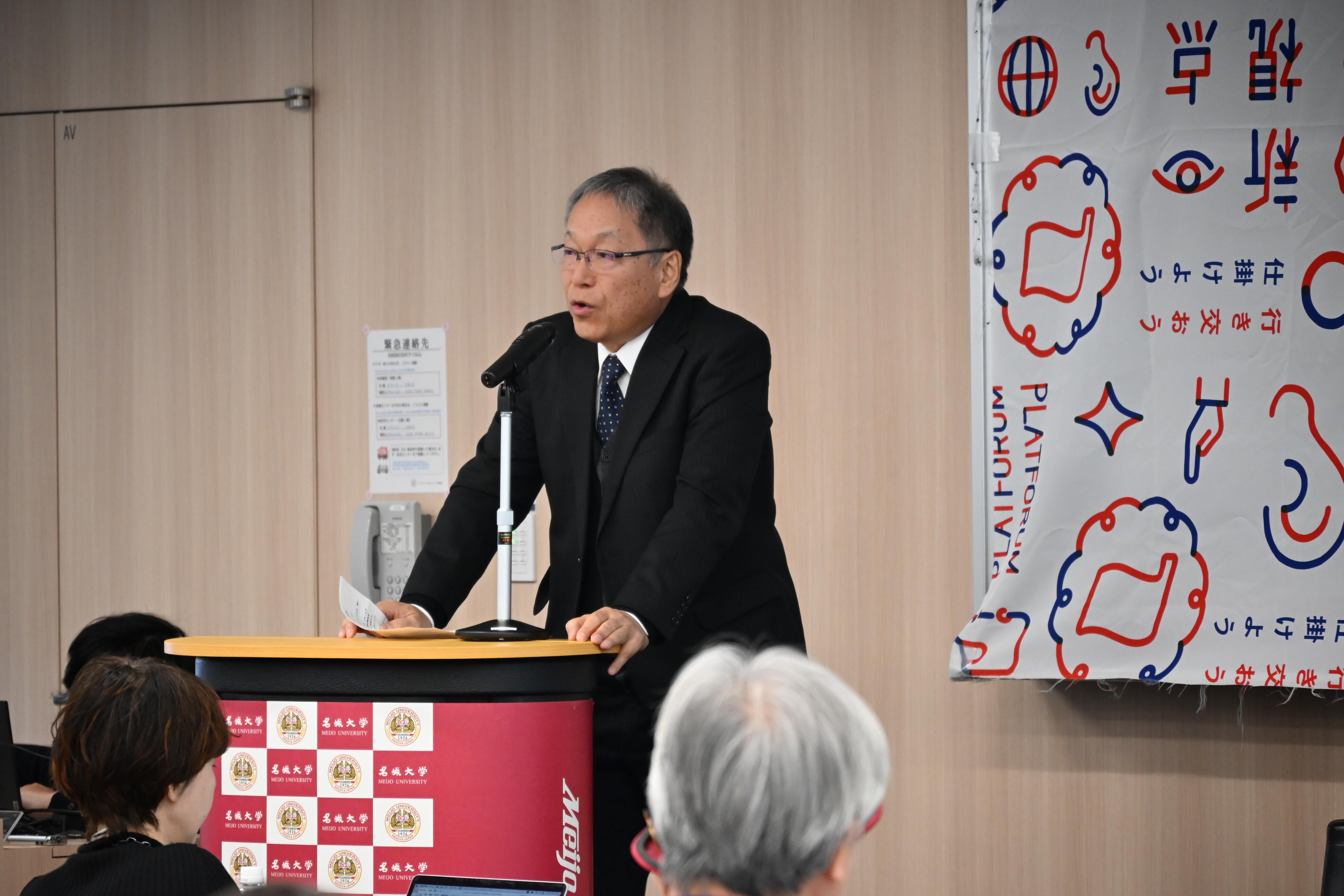 あいさつする野口光宣学長