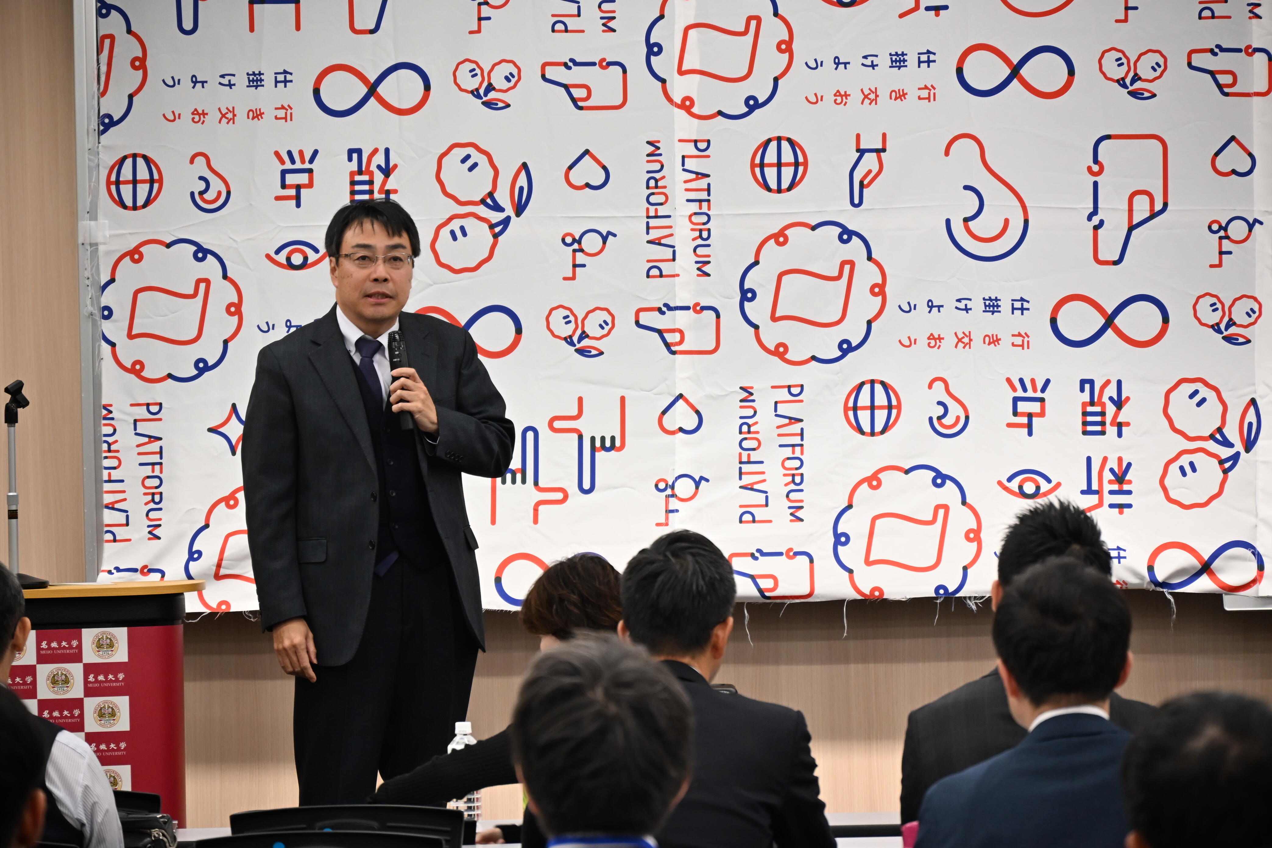 フォーラムであいさつする田中武憲教授（社会連携センター長）