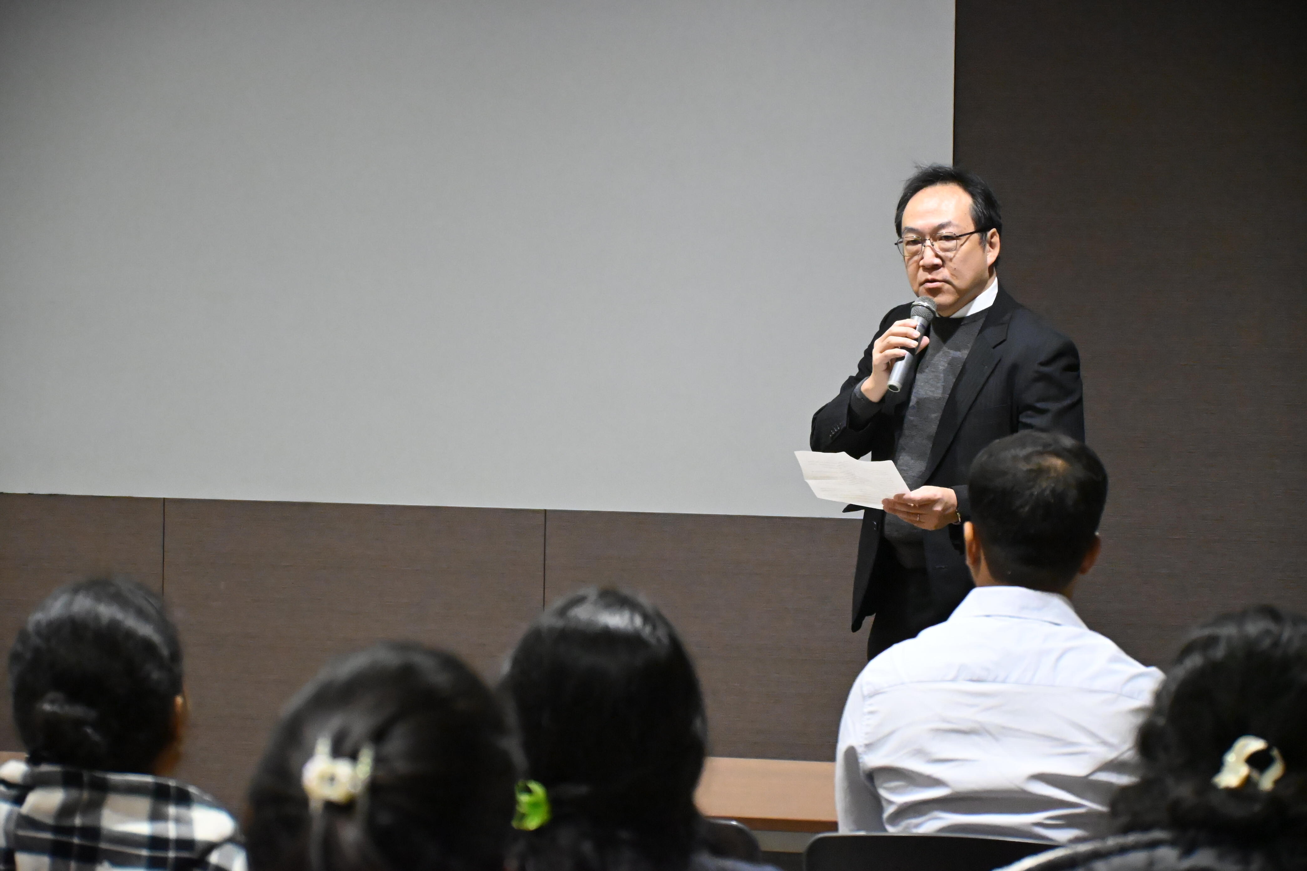 受け入れ責任者を務めたマテリアル研究センター長の丸山教授