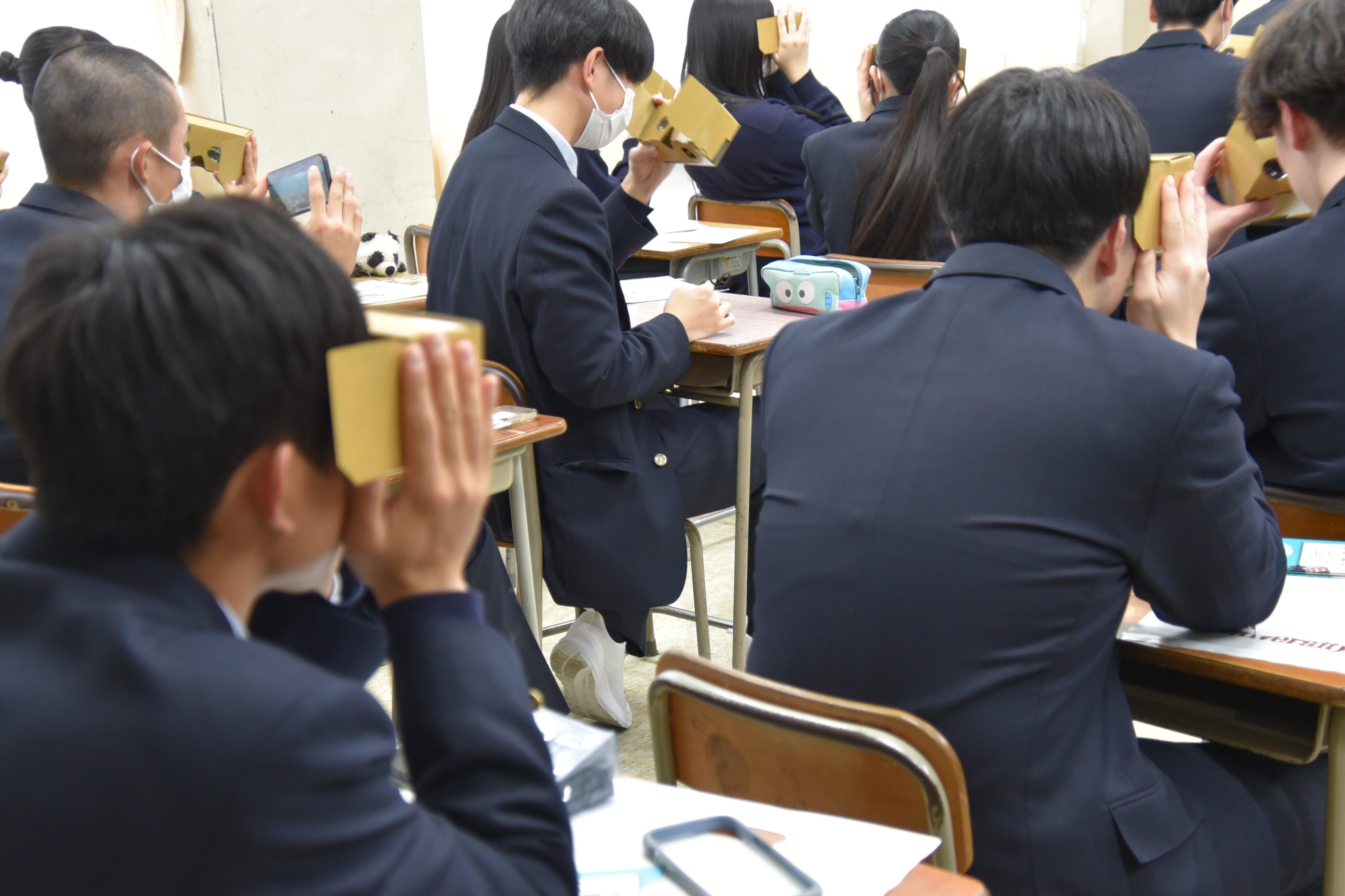 ゴーグルとスマホでVRを体験する生徒たち
