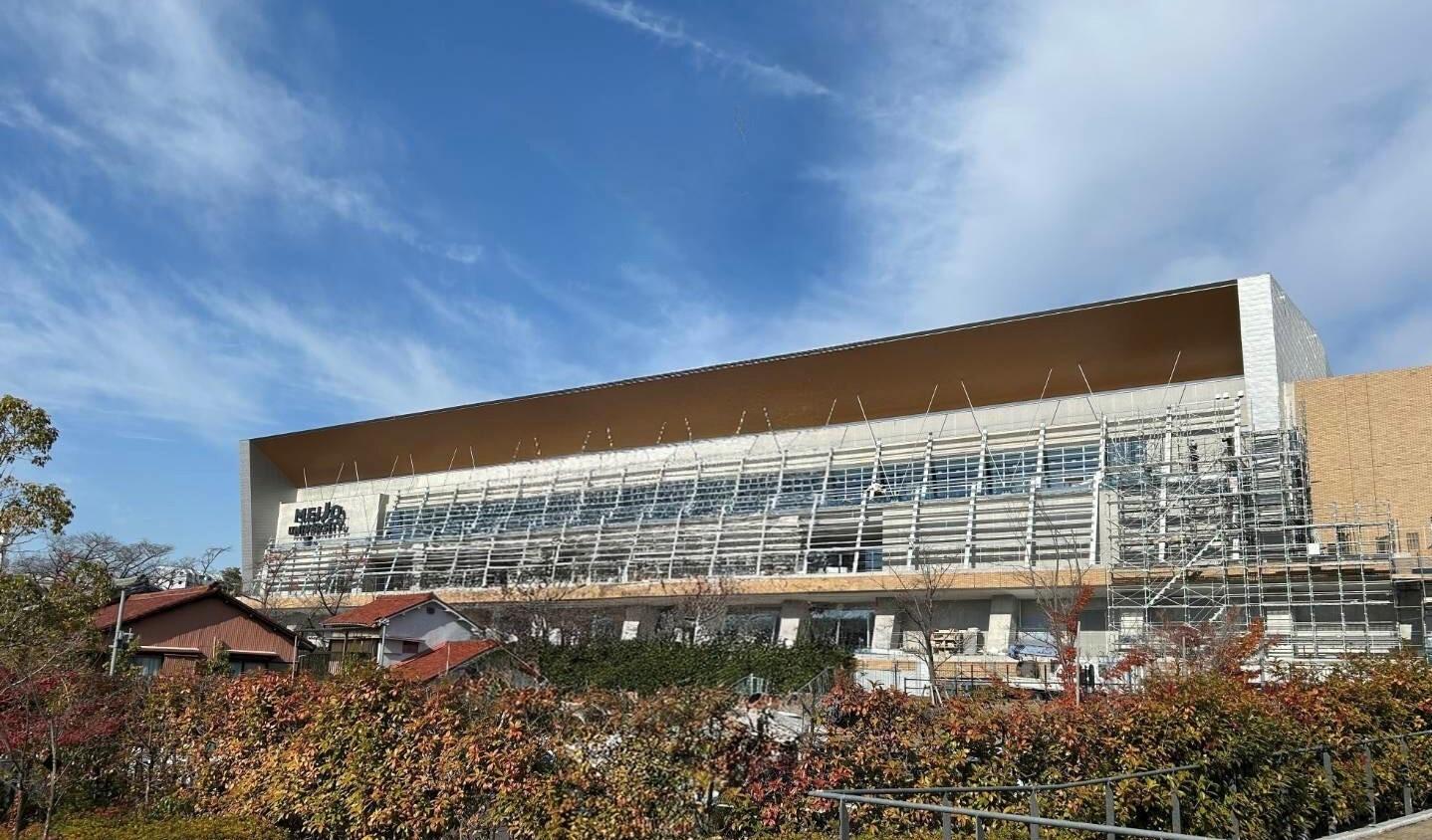 開学100周年記念アリーナ（LIONS ARENA）外壁につけられた新ロゴマーク