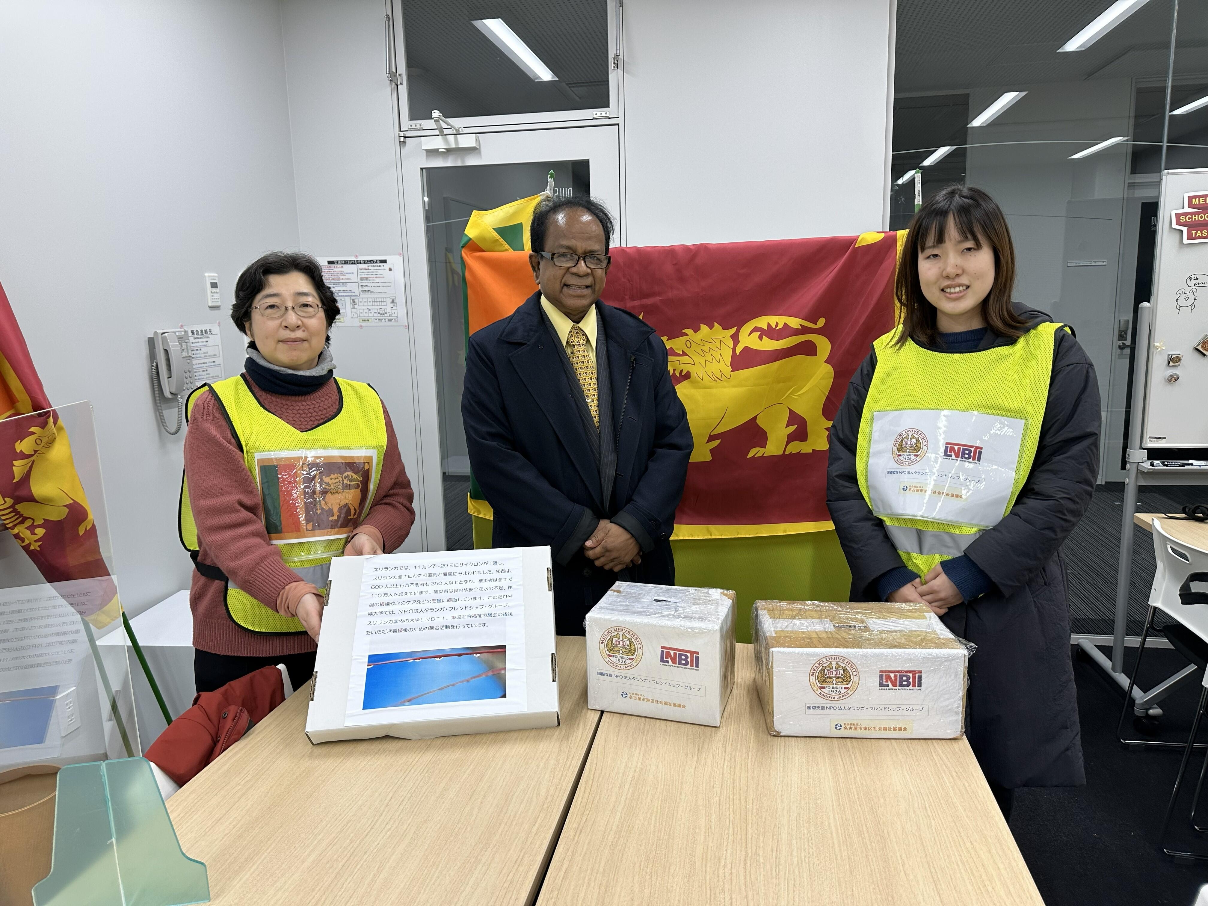 志村教授、クマーラ名誉教授と学生