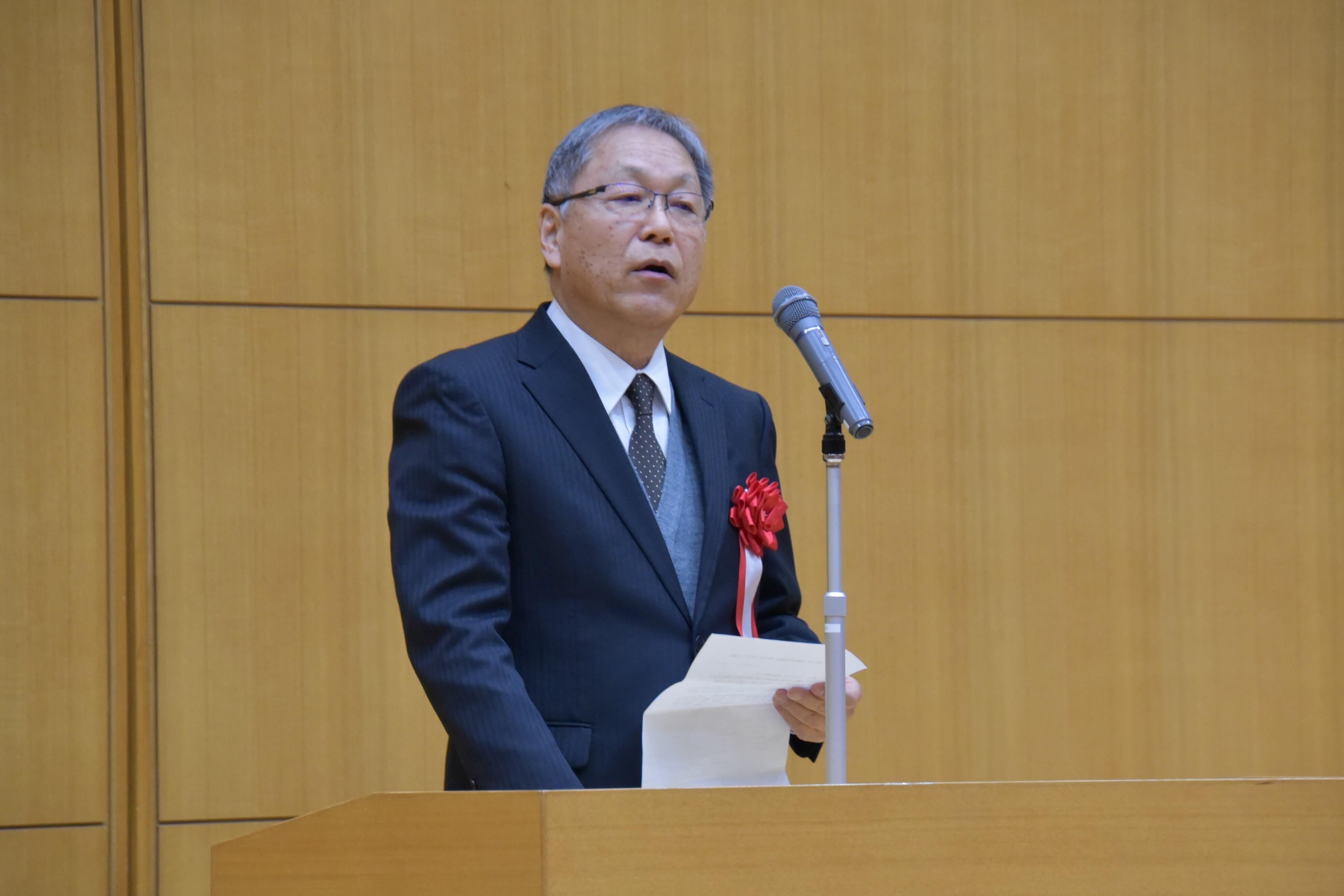 あいさつする野口学長