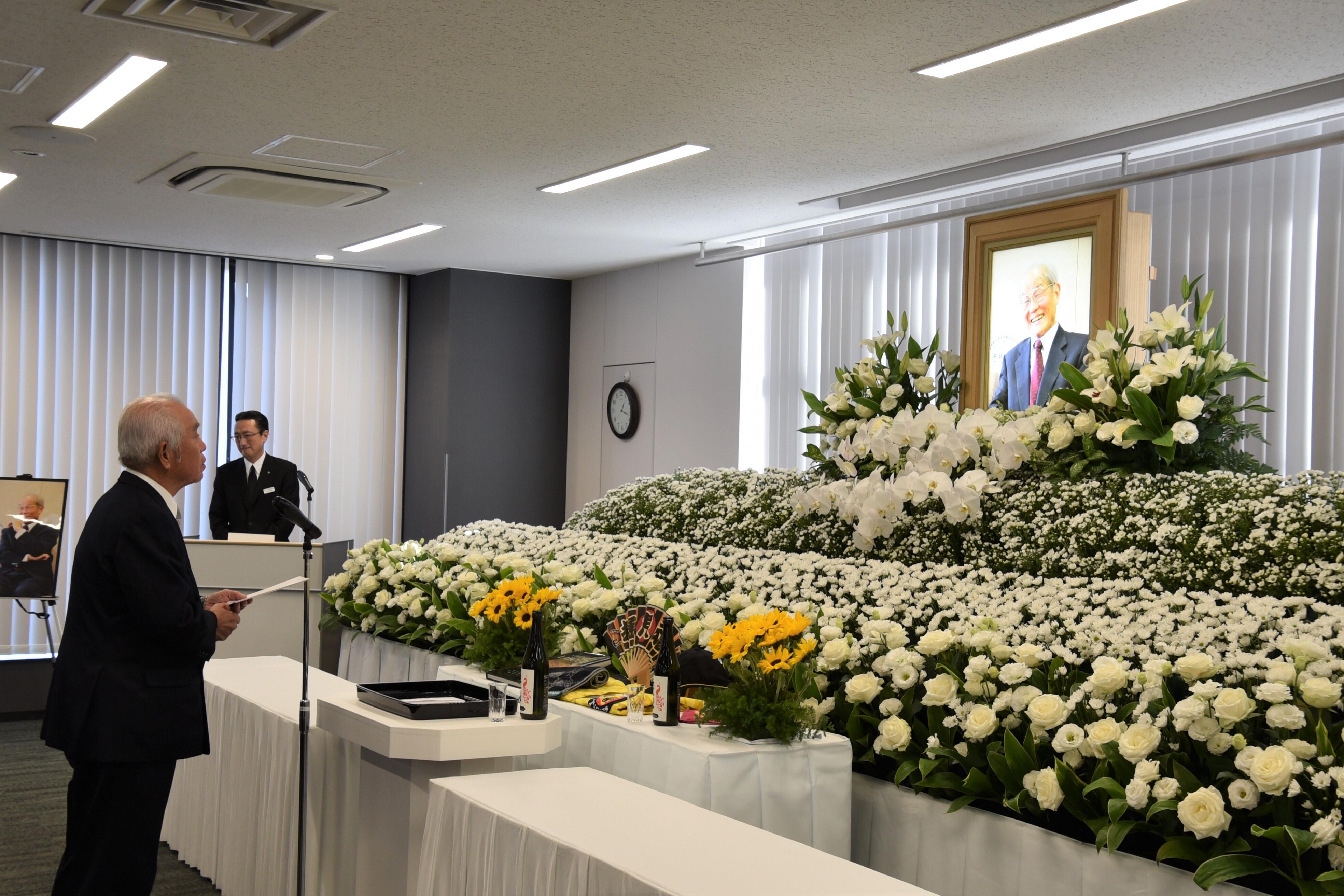 お別れの言葉を述べる佐茂会長