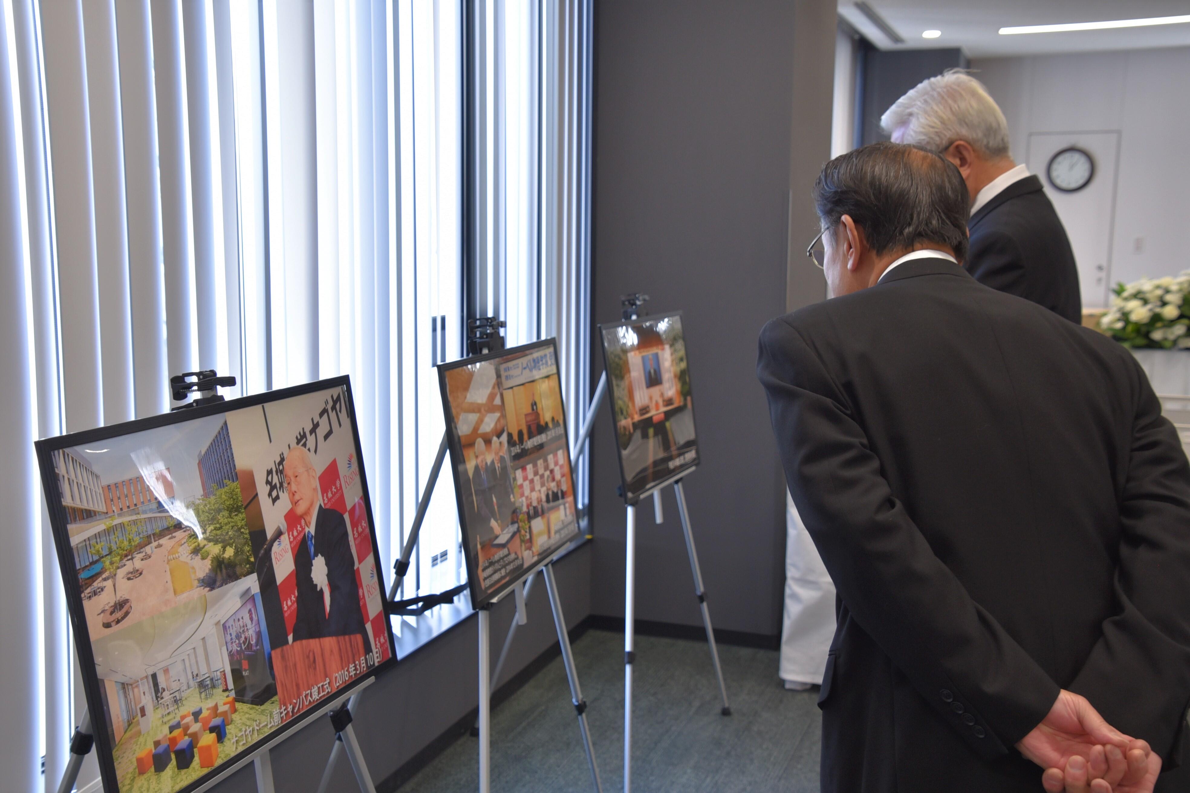 写真パネルに見入る参列者