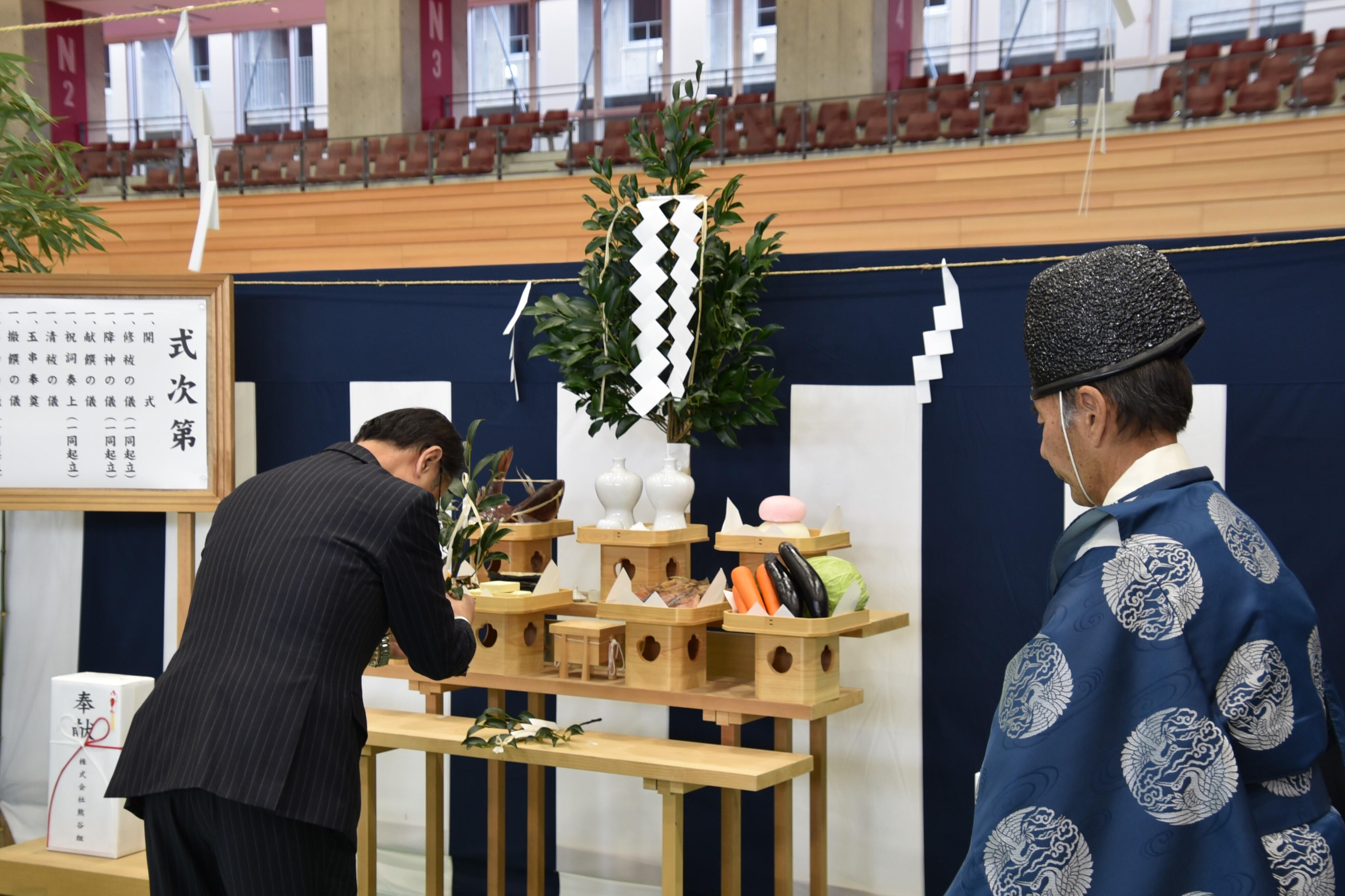 玉串を捧げる大脇理事