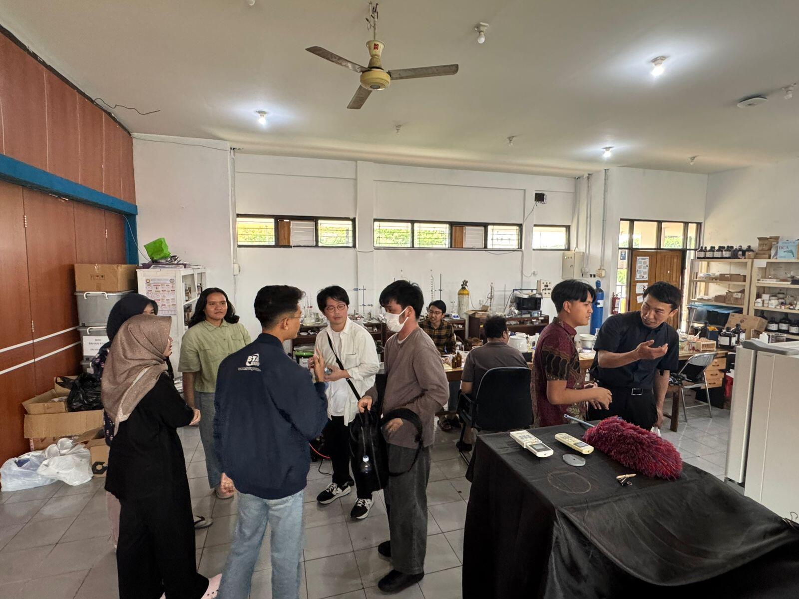 Siti Machmudah教授の研究室見学の様子