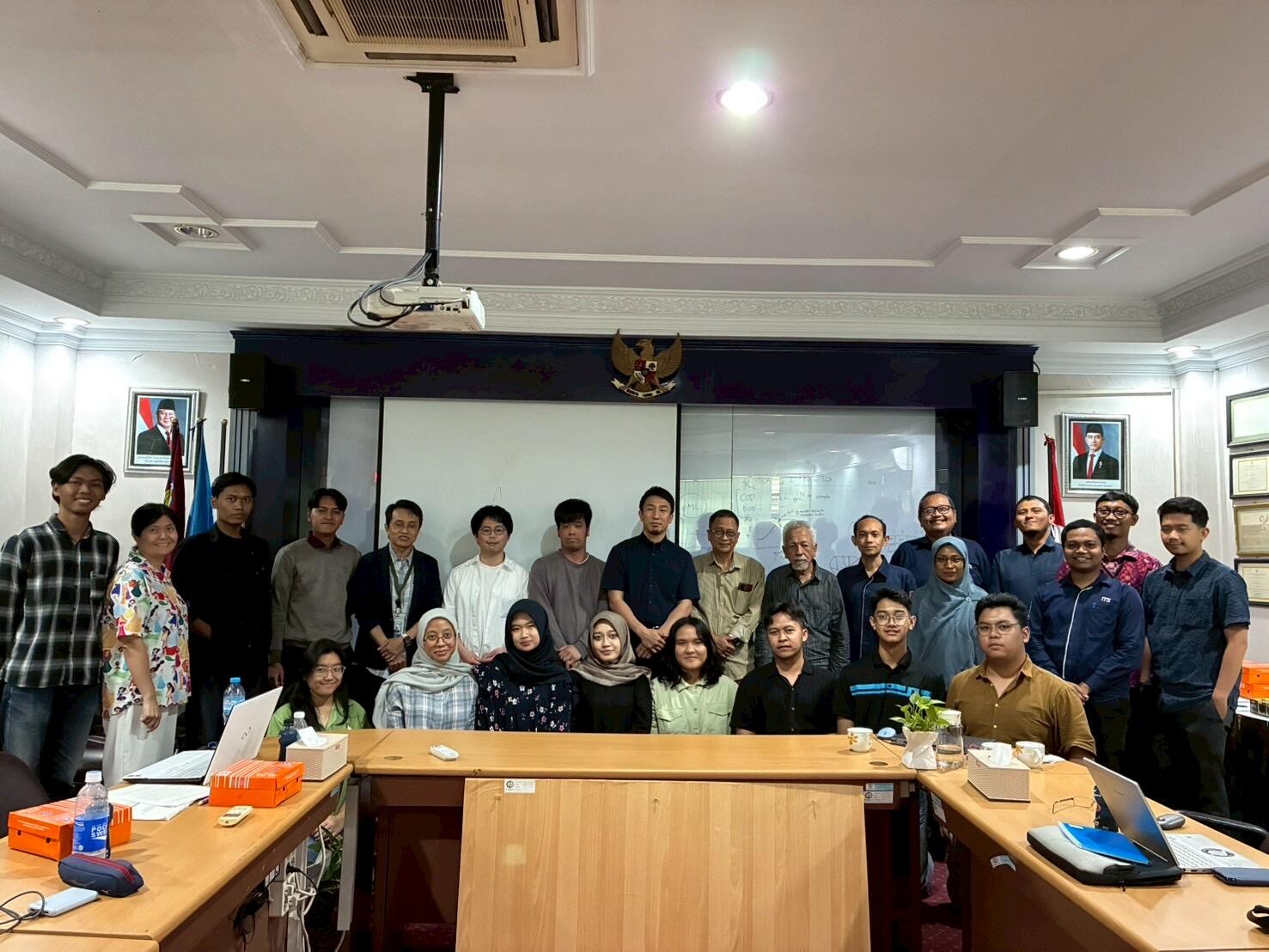 ①	スラバヤ工科大学にて