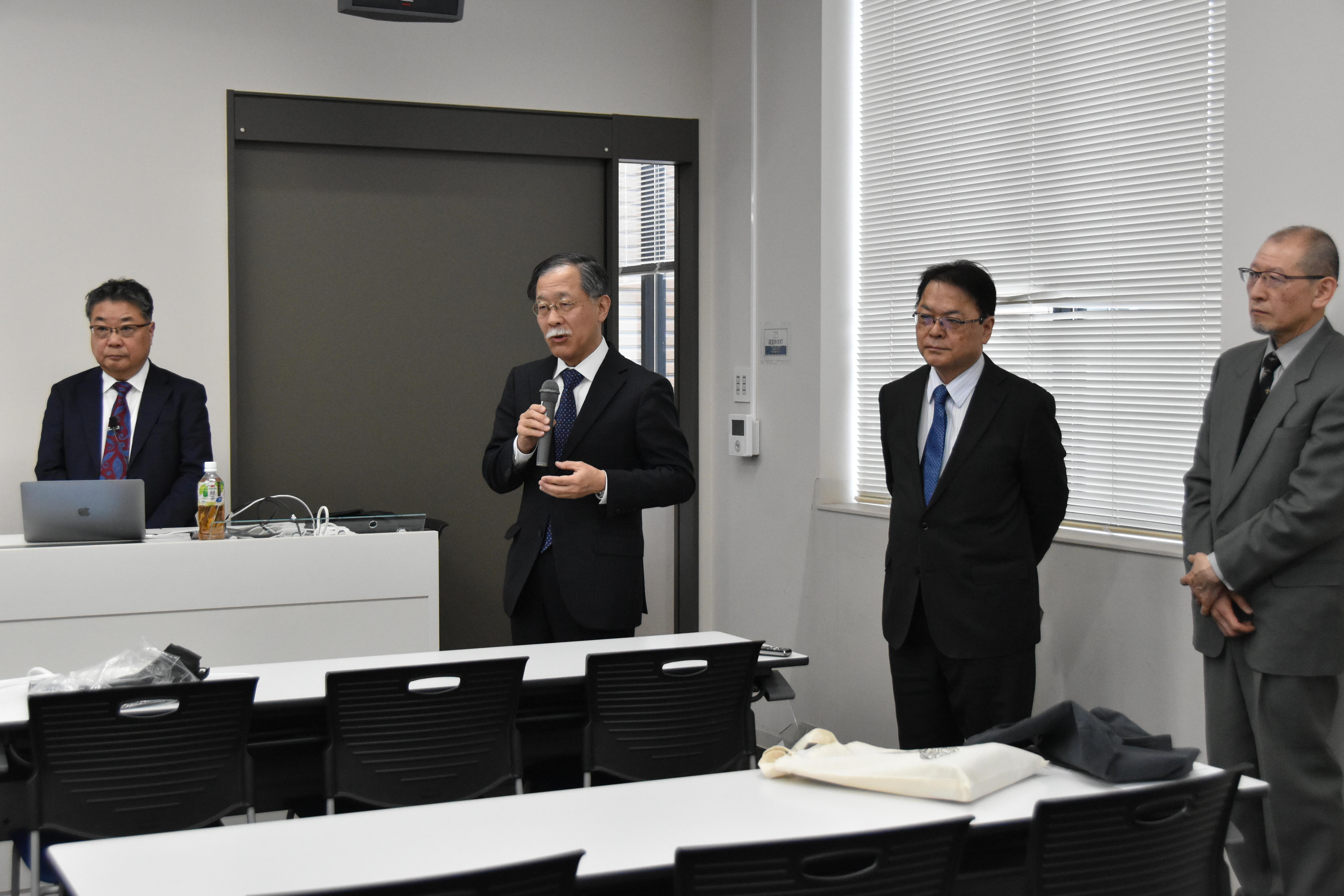 司会を務める岡本浩一研究推進委員長（中央左）、右端は山田修平薬学研究科主任教授