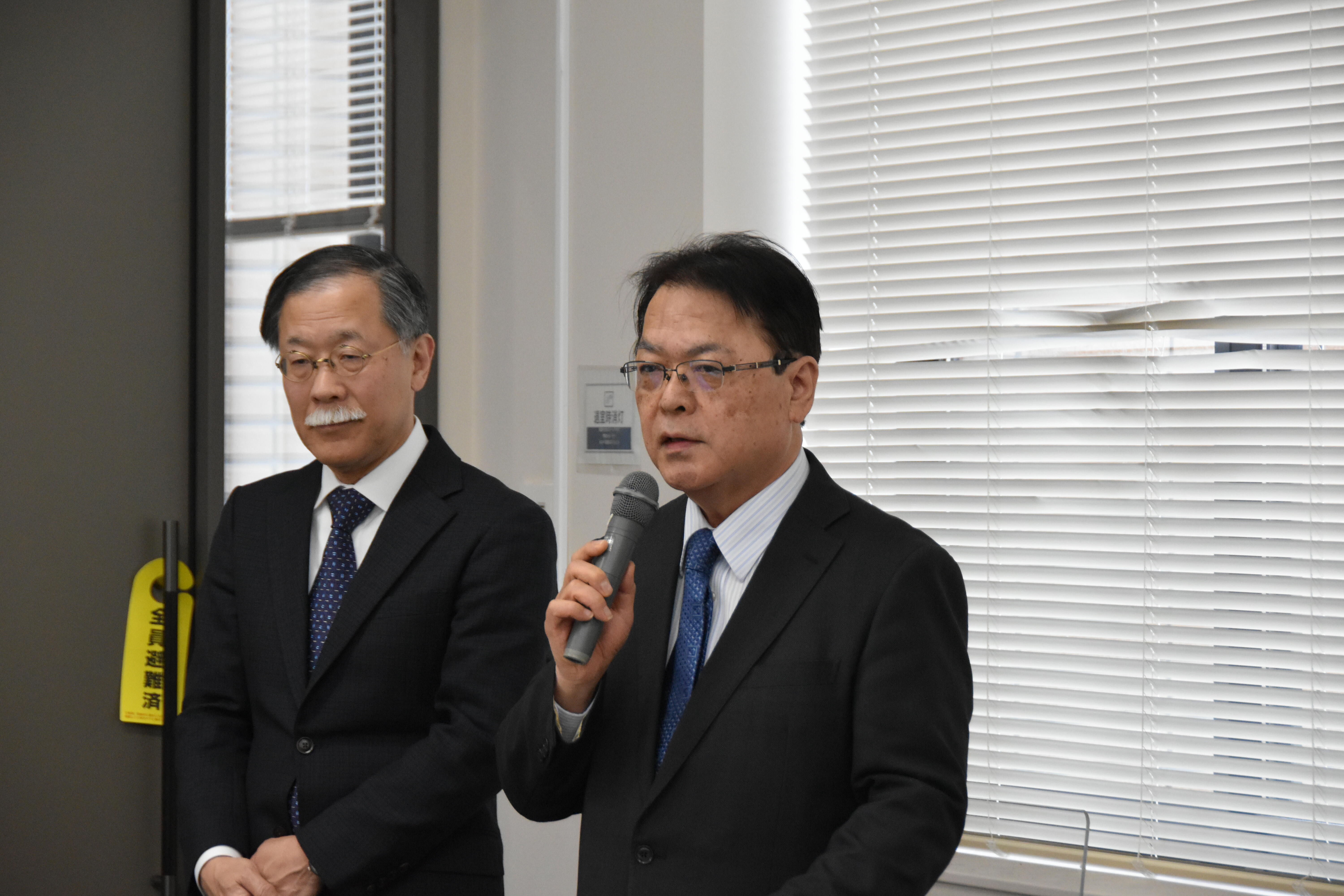 あいさつを述べる亀井浩行薬学部長