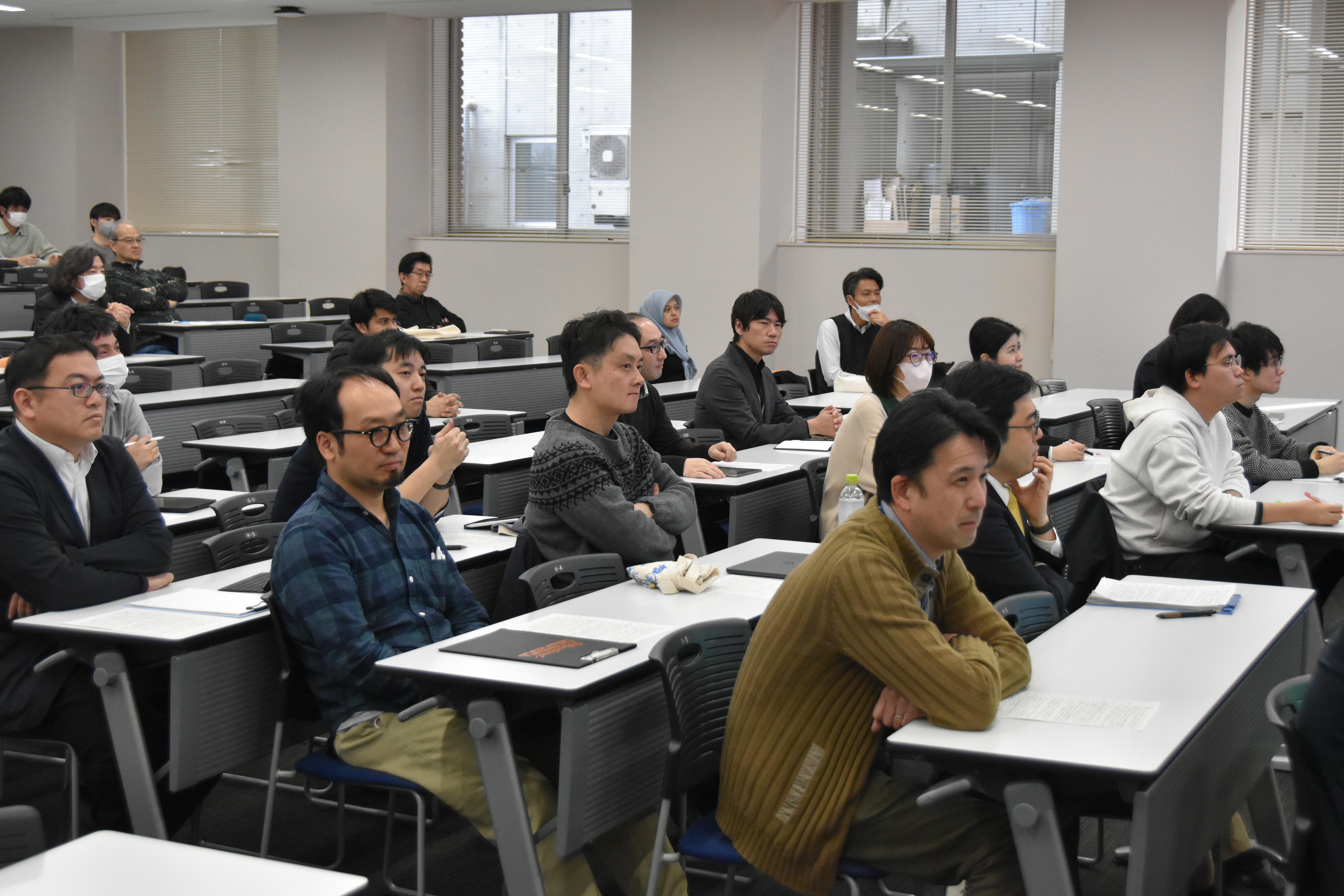 熱心に話に聴き入る参加者