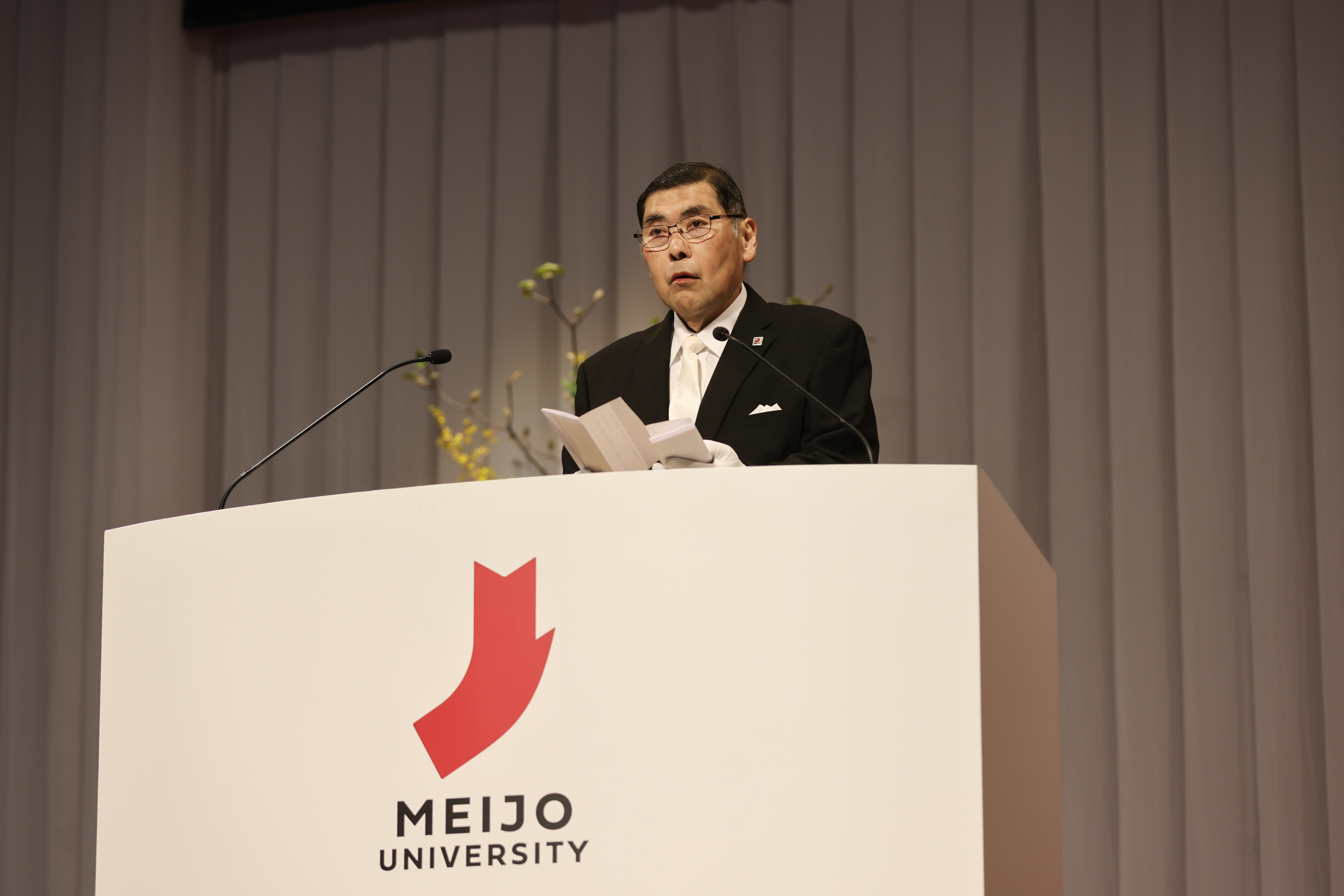 祝辞を述べる小原理事長