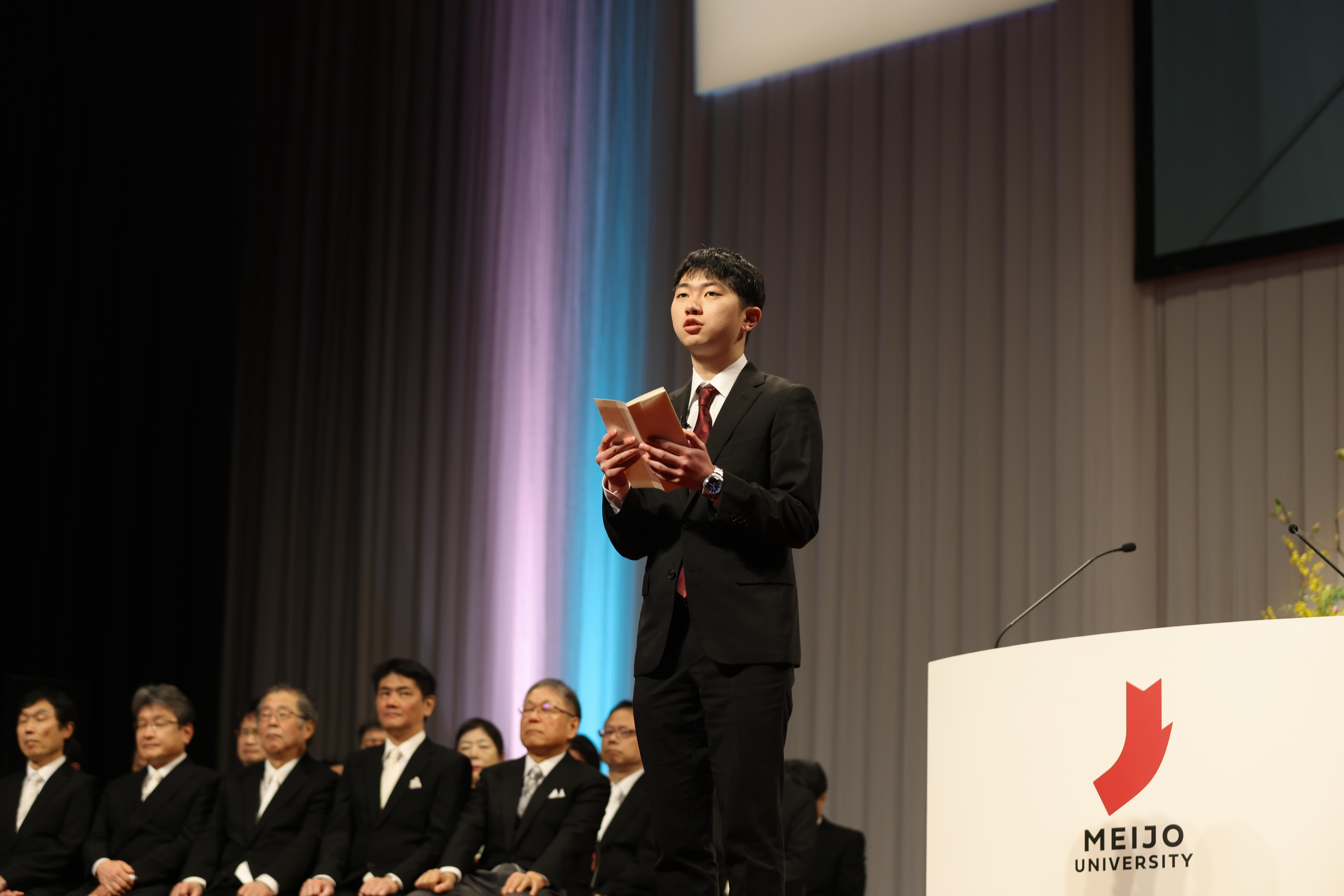 在学生送辞を述べる福島さん