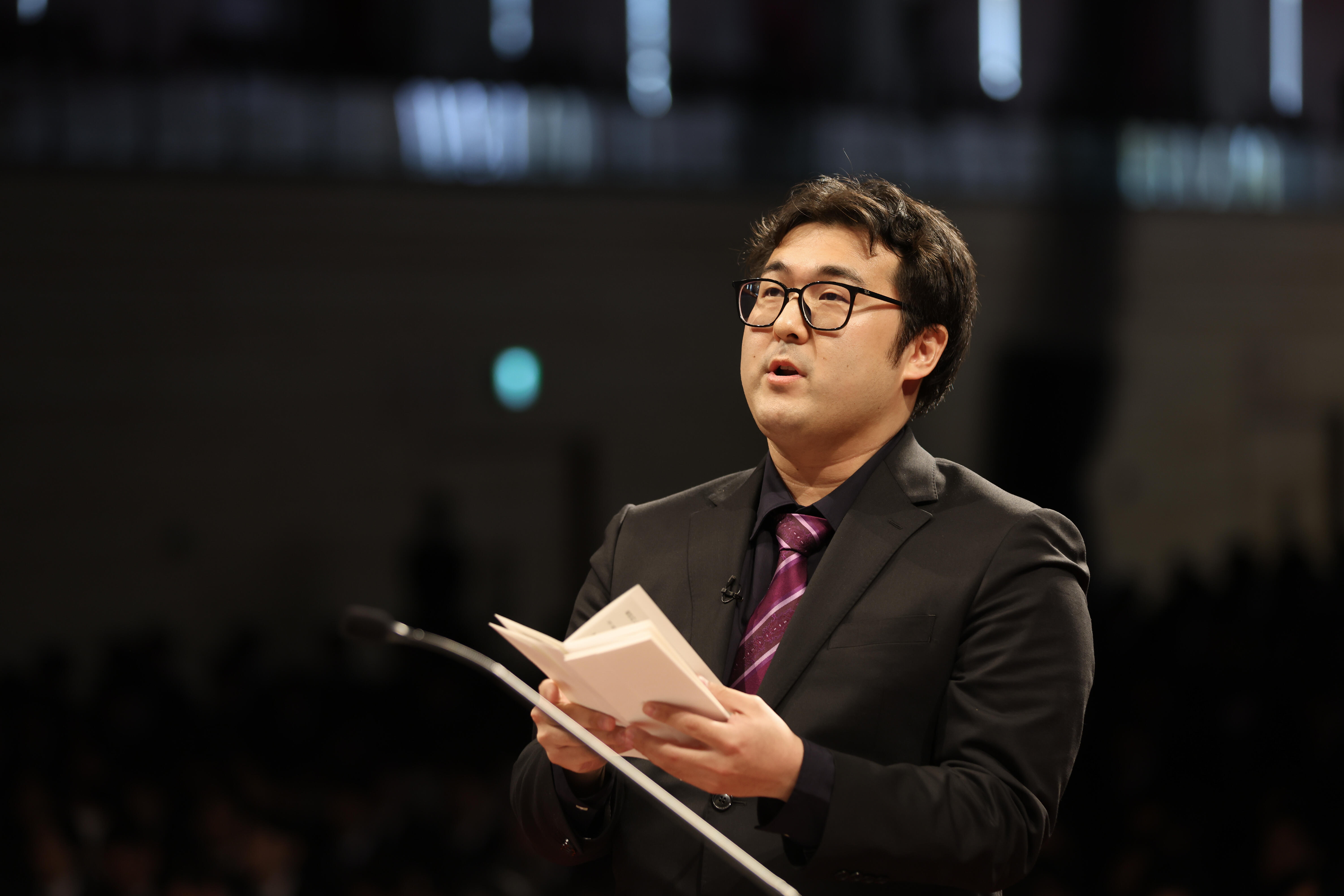 ２部で修了生答辞を述べる稲吉さん