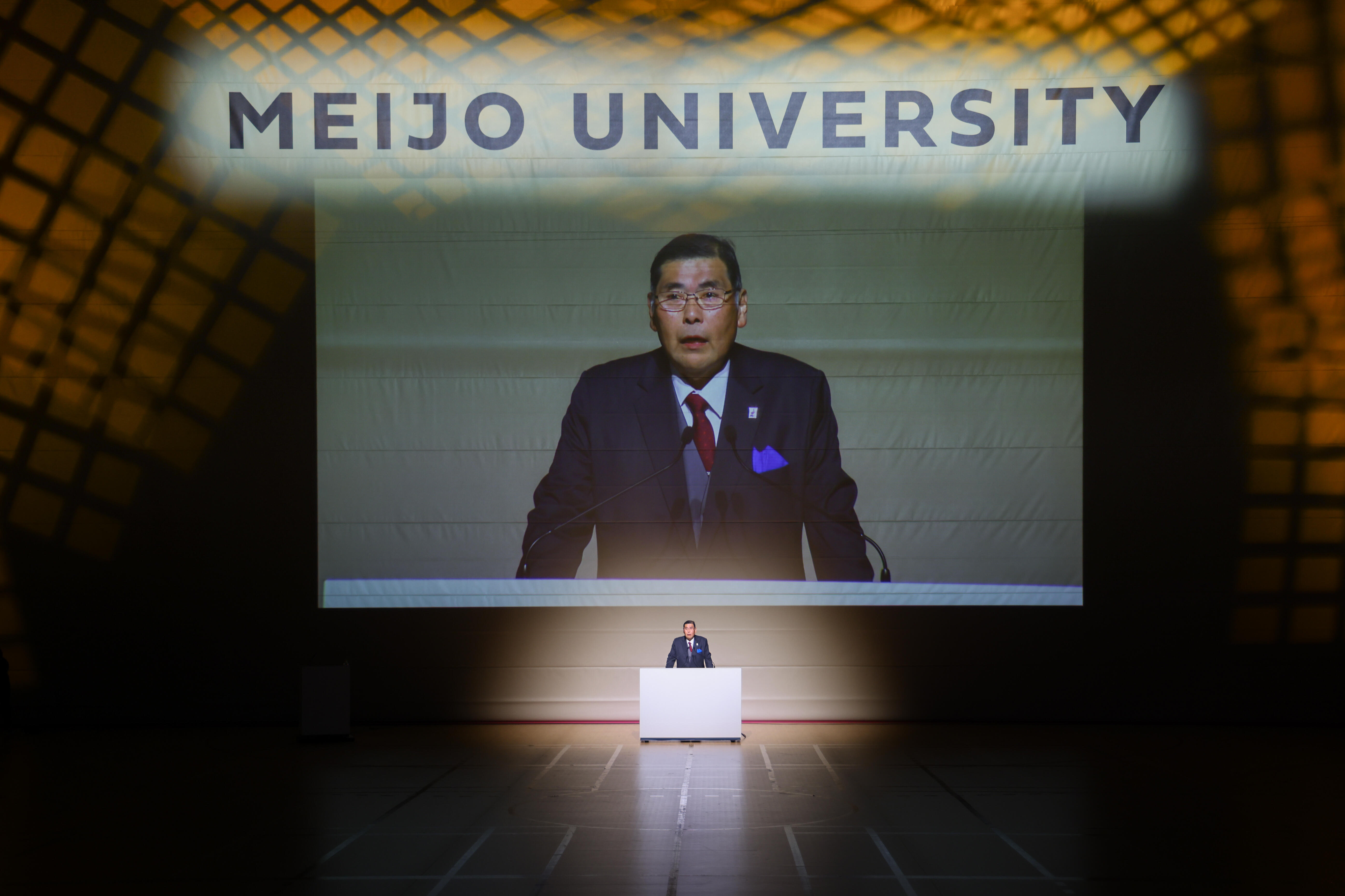 あいさつする小原理事長