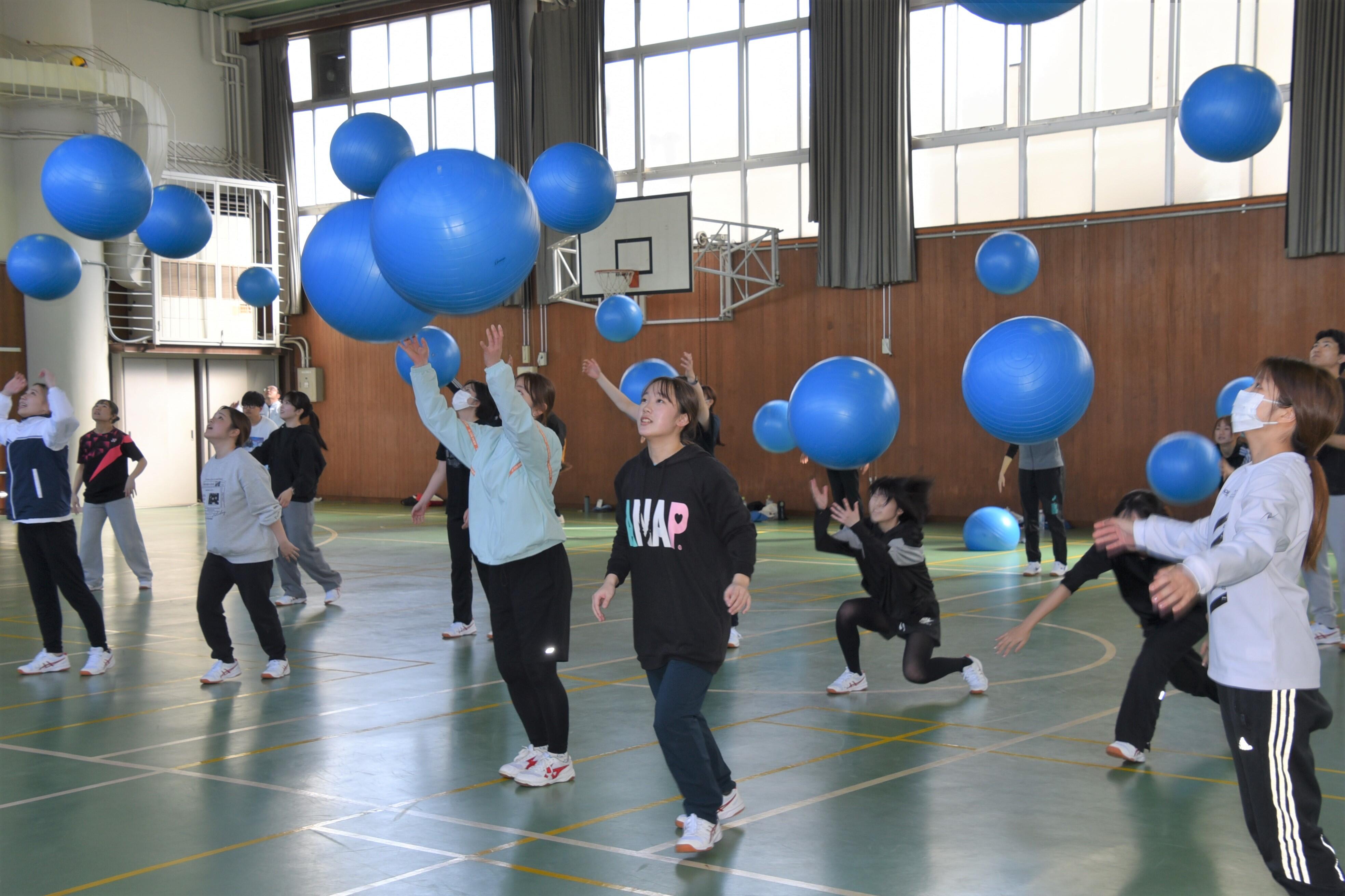 ボールを使った多彩な運動を実践する学生たち
