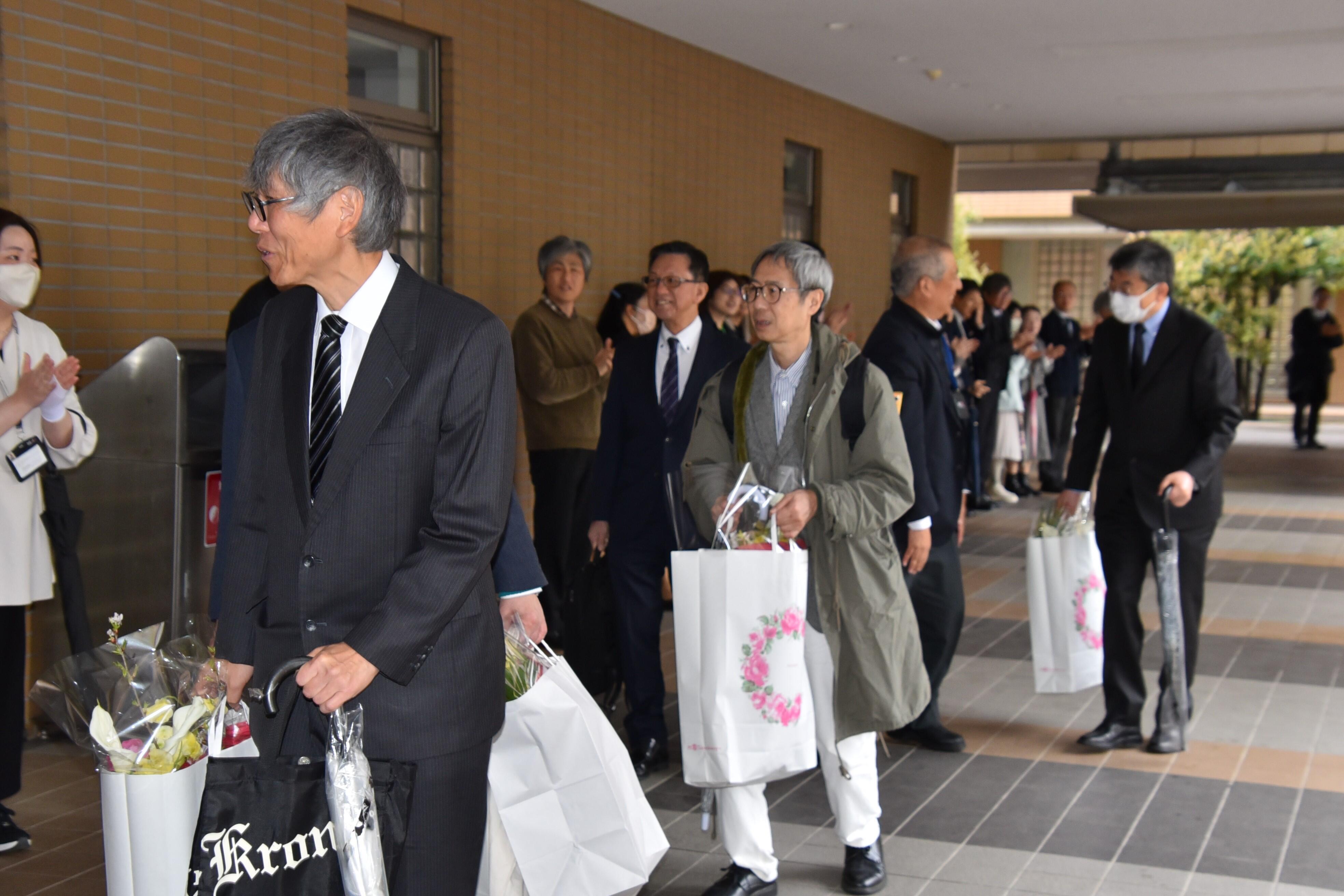 別れを惜しむ退職者の皆さん