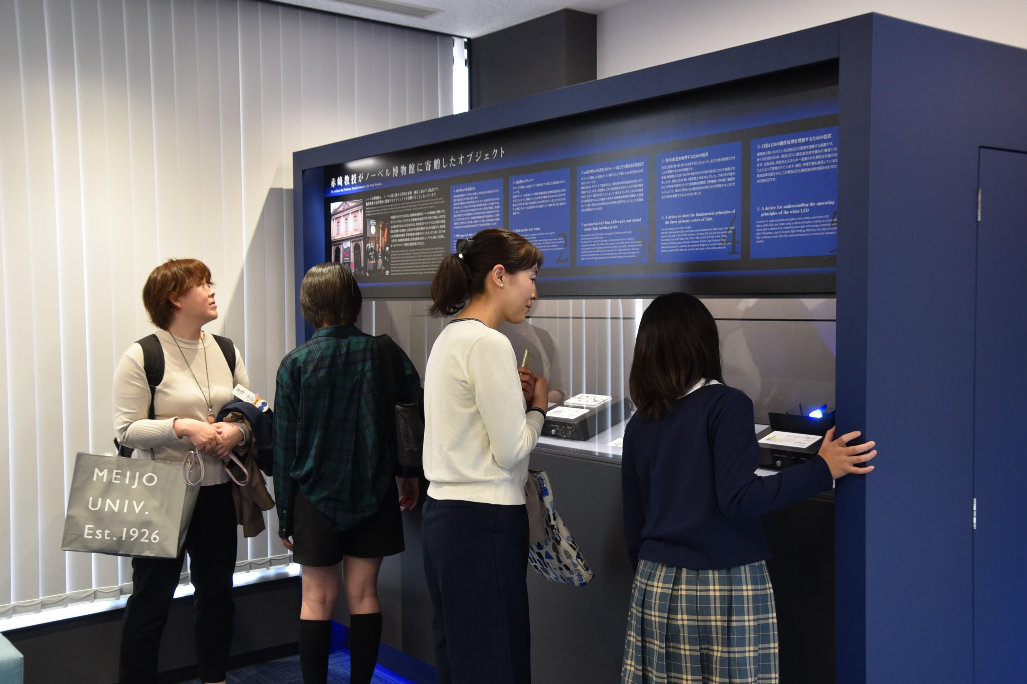 展示室内を熱心に見学