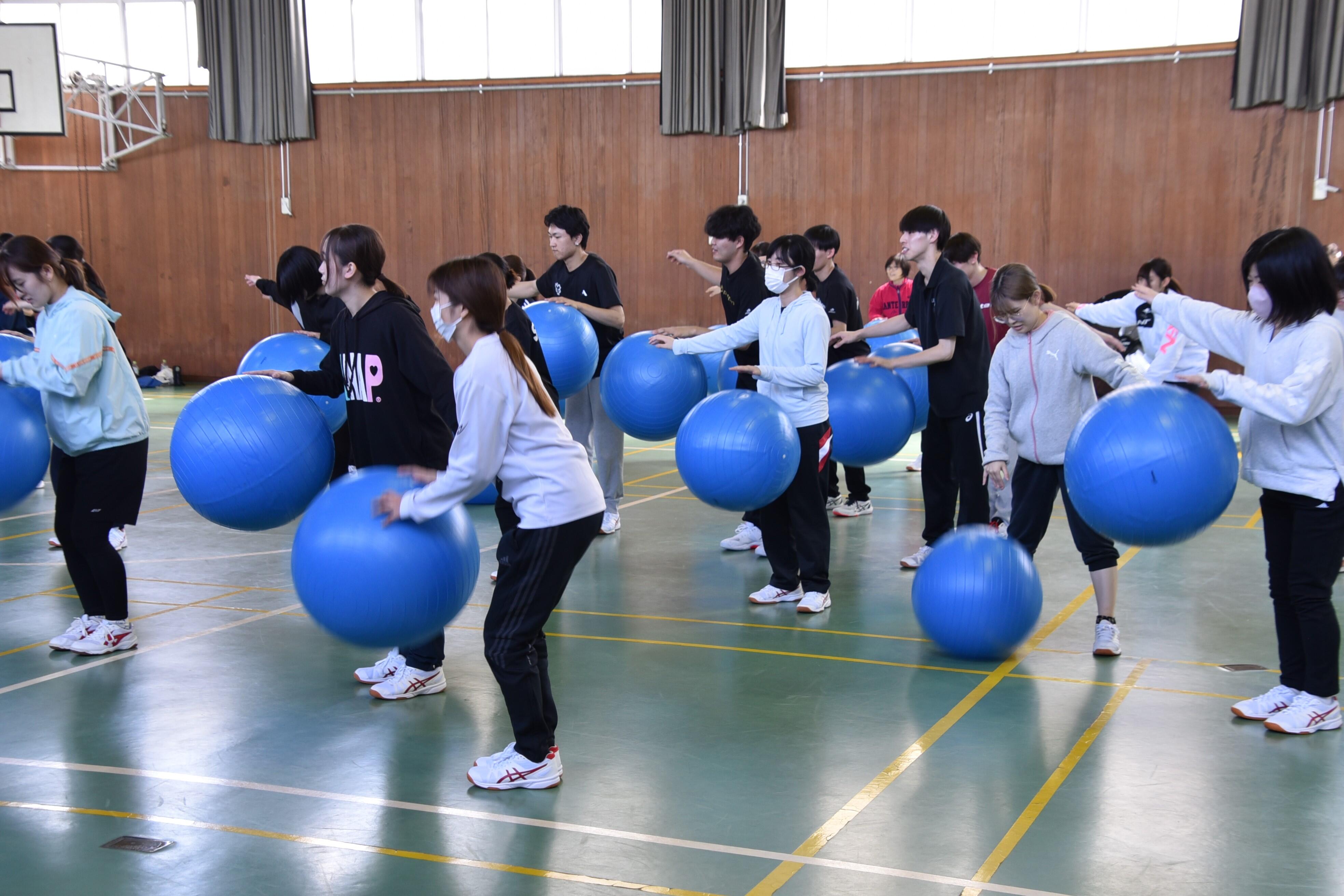 バランスボールを弾ませる運動